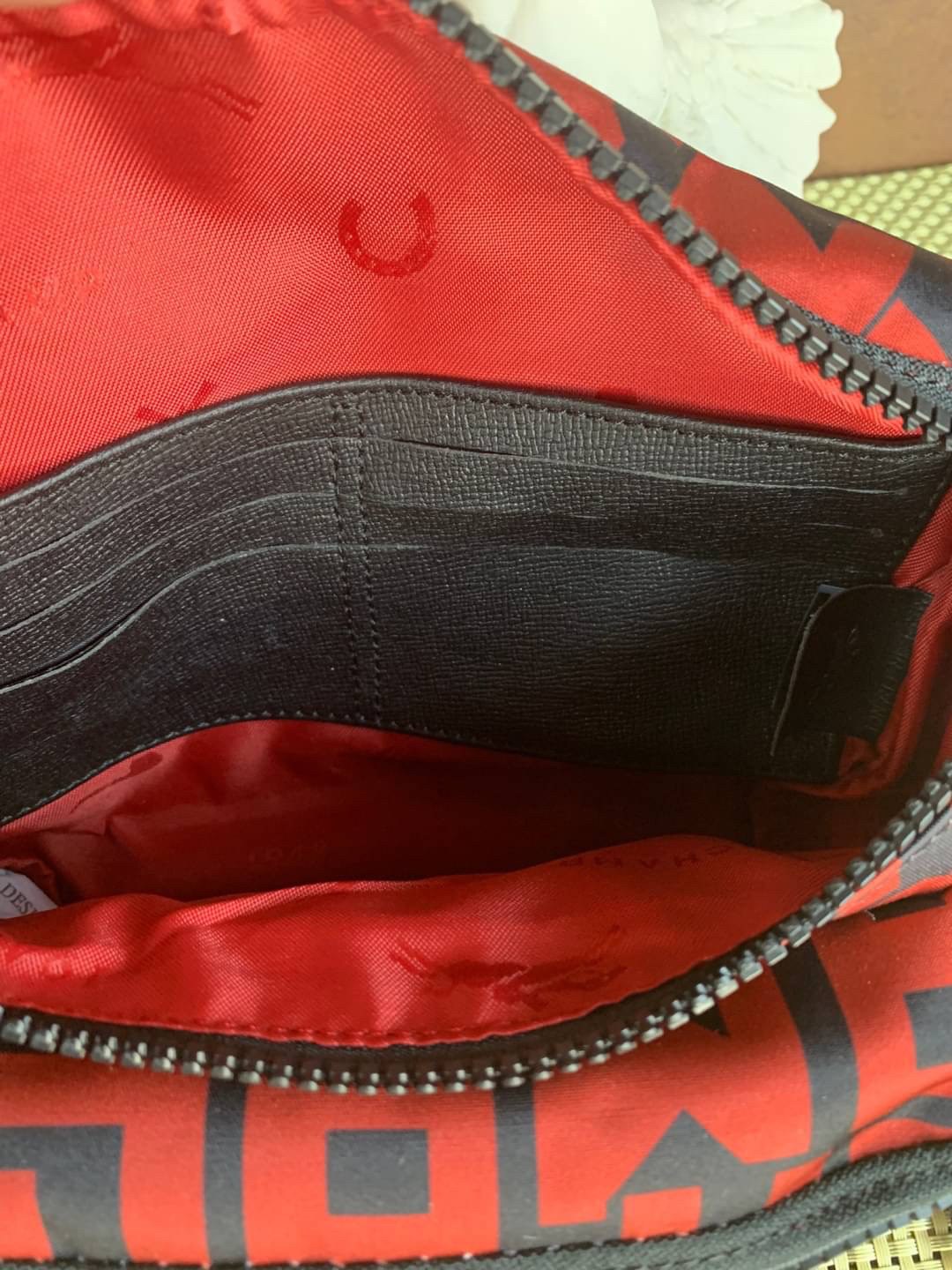 LONGCHAMP LE PLIAGE LGP BELT BAG M เท่ห์อย่างมีสไตล์กระเป๋าทรงคาดอกและคาดเอวดีไซน์แนวสปอร์ต เพิ่มความโดดเด่นทันสมัยด้วยลายซิกเนเจอร์ มีช่องซิปที่ใช้งานง่ายช่วยให้คุณหยิบใช้สิ่งของจำเป็นได้อย่างสะดวกและง่ายดาย และผสานสายรัดแบบปรับได้เข้ากับหัวเข็มขัดตัวล็อ