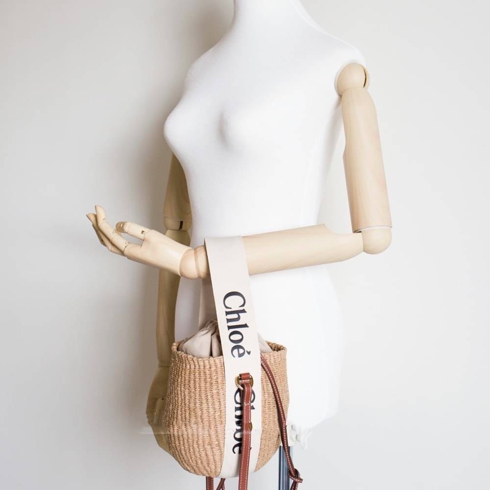 Chole’ small woody basket กระเป๋าทรงตะกร้าเก๋ๆ ชิคๆ สามารถสะพายข้างเป็นcrossbody และ ถือเก๋ๆก็ได้ ภายในโล่ง น่ารักไม่เหมือนใคร ใครยังไม่มีต้องจัดสักใบแล้วนะคะ
