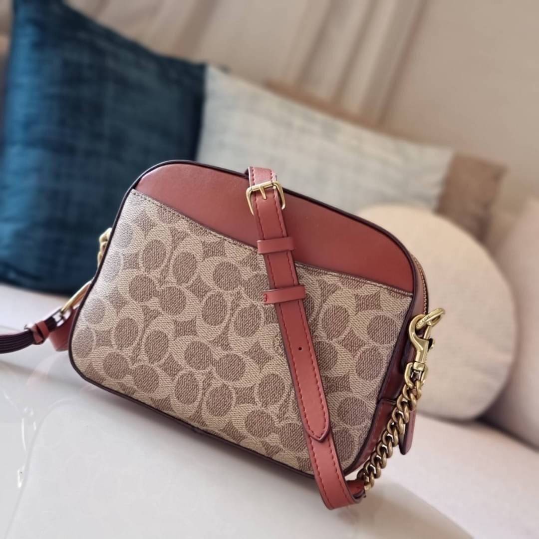 COACH 31208 CAMERA BAG IN SIGNATURE CANVAS รุ่นหายาก กระเป๋า crossbody ทรงกล่องสวยหรู ดีไซน์ลงตัว สีแทนรัสท์โดดเด่น วัสดุหนังแคนวาสเคลือบลาย ตัดด้วยอะไหล่ทองเหลือง สวยเข้ากันสุดๆ!! เปิด-ปิดกระเป๋าด้วยซิปพวงหนัง ภายในโล่งกว้าง ใส่ของสำคัญได้ครบ ใบนี้ใบเดีย