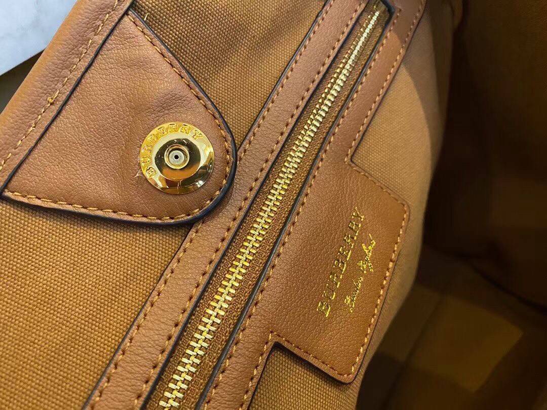 พรีเมี่ยมกิ๊ฟแท้ Burberry New War Horse Check Tote Gift Bag