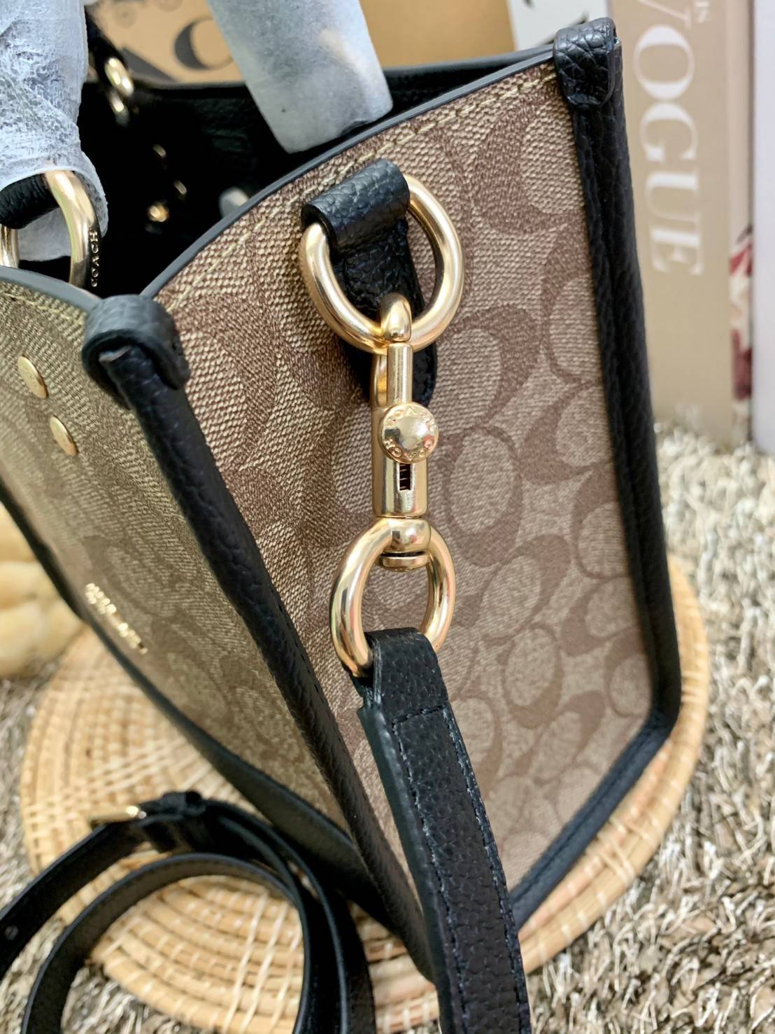 น่าใช้มากๆ สวยเกินราคาไปเลยจร้าา😘 COACH FIELD TOTE 22 SMALL BAG ((C5122)) พร้อมส่งความสวยที่ไทยค่ะ! กระเป๋าหิ้วหรือสะพายข้างได้ หนังแท้นิ่ม ใบจริงสวยมากๆเลยค่ะ ปากกระเป๋าแบบกระดุมแม่เหล็ก ภายในกว้างใส่ของจำเป็นของสาวๆได้เยอะเลย มีช่องซิปและช่องเล็