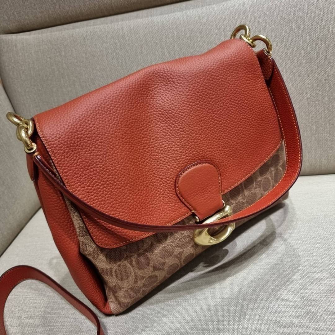 COACH Coated Canvas Signature May Shoulder Bag พร้อมส่งที่ไทย คัดงานคุณภาพ จัดเต็มมาให้ต่อนรับปีใหม่นี้ค่าา ✔️กระเป๋าหิ้ว//คล้องไหล่//สะพายข้างได้ ใบใหญ่ สุดคุ้ม! ✔️หนังแท้ชั้นดีที่สุด หนังหนานิ่ม รู้สึกได้ตอนสัมผัสค่ะ สวยมากๆ ✔️ด้านห