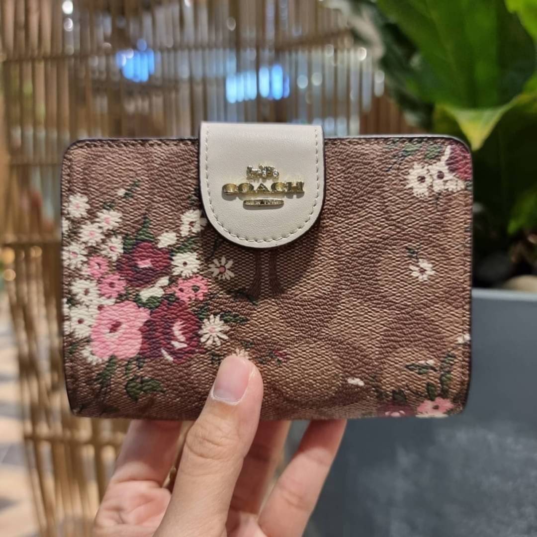 COACH C3375 MEDIUM CORNER ZIP WALLET IN SIGNATURE CANVAS WITH DAISY PRINT ดีไซน์ใหม่ล่าสุด!! คอลเลคชั่นลายพริ้นท์ เพิ่มลูกเล่นให้กระเป๋าสตางค์ของคุณ กับกระเป๋าสตางค์ใบกลาง ขนาดกำลังเหมาะมือ วัสดุหนังแคนวาส ดูแลรักษาง่าย มีช่องใส่บัตรและธนบัตรครบ และช่องซิ