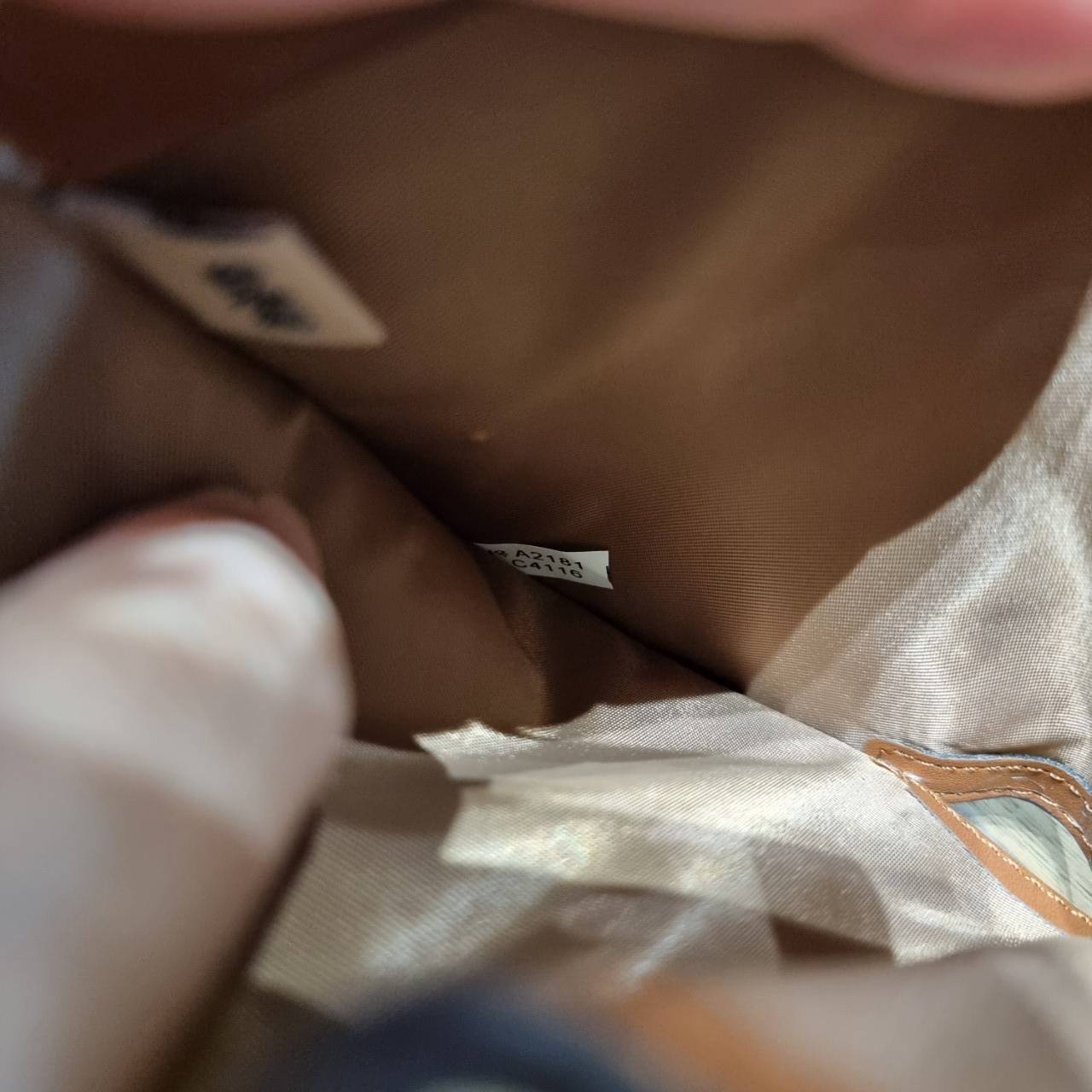 COACH C4117 MEDIUM CORNER ZIP WALLET IN SIGNATURE CANVAS WITH APPLE PRINT ดีไซน์ใหม่ล่าสุด!! คอลเลคชั่นลายพริ้นท์แอปเปิ้ลแดงโดดเด่นบนพื้นลายซิกเนเจอร์ เพิ่มลูกเล่นให้กระเป๋าสตางค์ของคุณ กระเป๋าสตางค์ใบกลาง ขนาดกำลังเหมาะมือ วัสดุหนังแคนวาส ดูแลรักษาง่าย ม