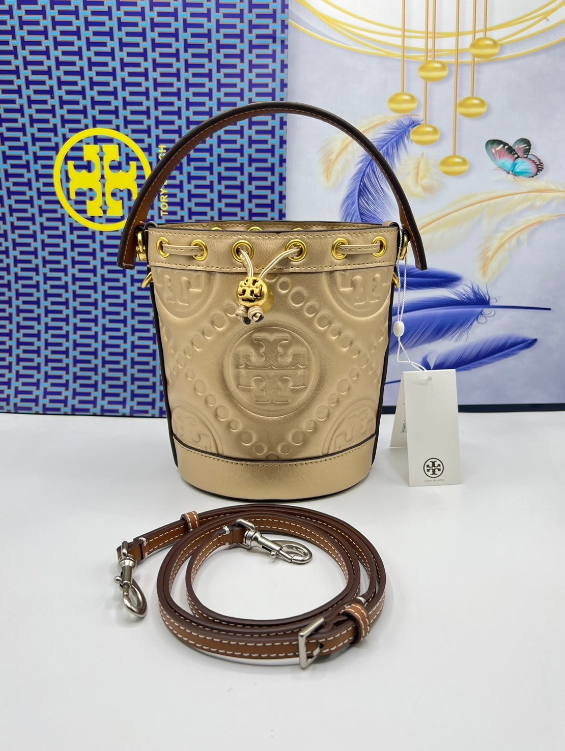 6 สี Tory Burch Puffy Mini / Tory burch T Monogram Puffy Patent Mini Bucket Bag / Tory Bucket Bag กระเป๋าบัคเกต size เล็ก โดดเด่นด้วยโลโก้ตัวนูนปั๊มด้านหน้า
