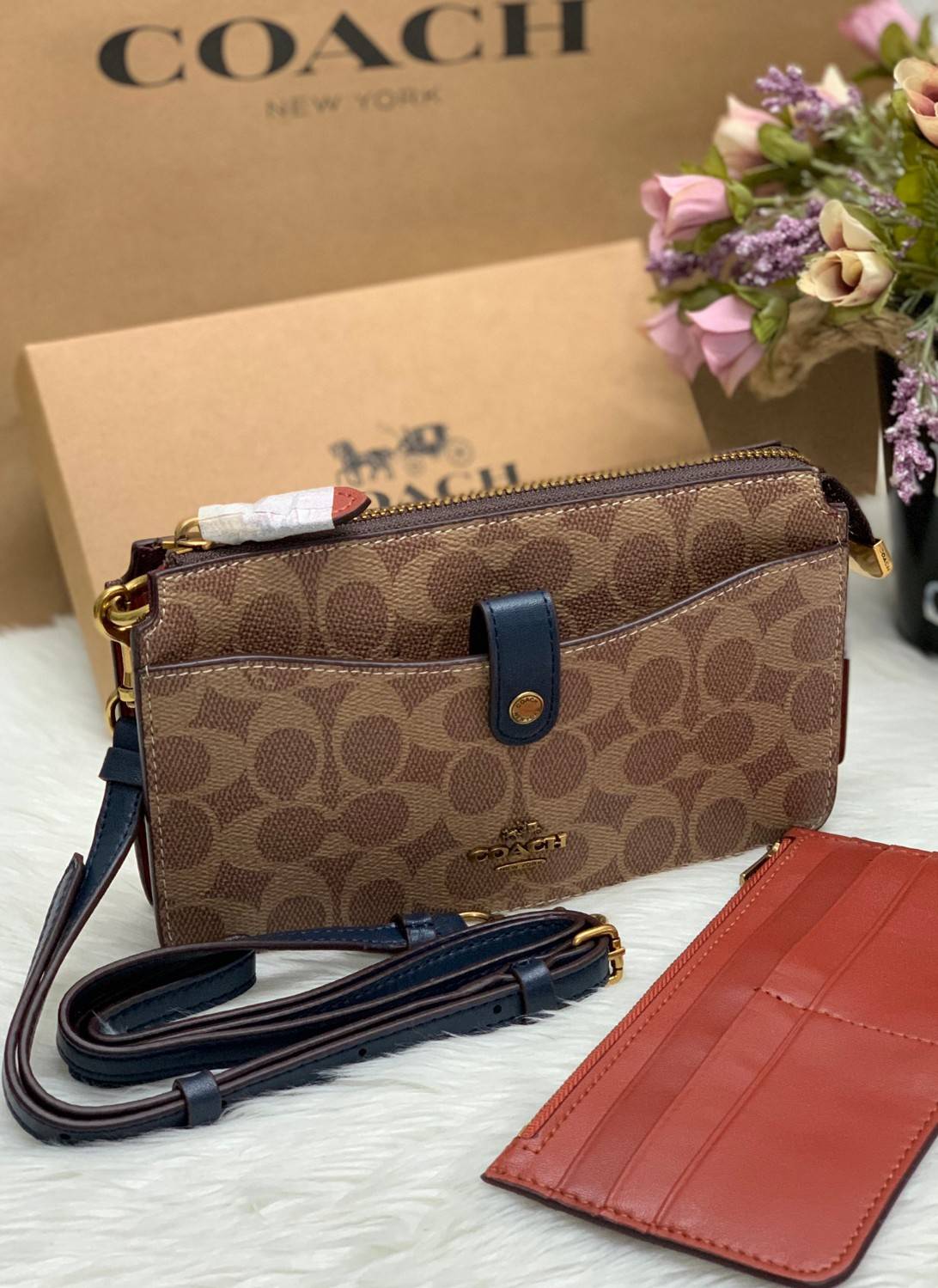 COACH Noa Pop-Up Messenger In Colorblock Signature Bag ((73316//37458//31864)) 💋ได้ไปสุดคุ้ม ไม่ผิดหวังแน่นอนจ้าา!! กระเป๋าแบบคลัท//สะพายข้างได้//ครอสบอดี้ร์ได้ วัสดุหนังแท้ หนังนิ่มสวยค่ะ ช่องหลักเปิดปิดแบบซิป ภายในกว้าง ใส่มือถือได้ทุกรุ่น;กระเป