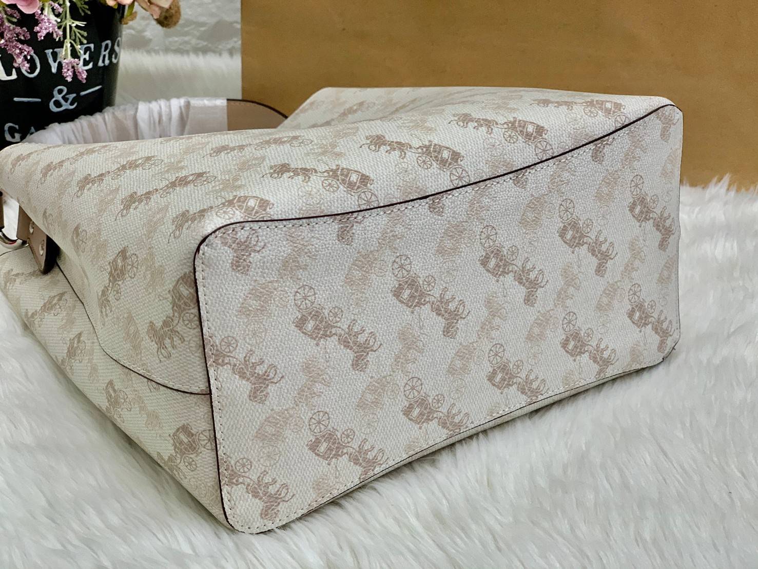 COACH TOWN BUCKET BAG WITH HORSE AND CARRIAGE PRINT ((2081-236)) 🔺กลับมาแล้ว ตามคำเรียกร้องค่ะ! กระเป๋าคล้องไหล่//สะพายข้างได้ วัสดุ pvc อย่างดี หนังนิ่มป่องพองตัวสวยงาม ลายรถม้าทั้งใบค่ะ ภายในกระเป๋าแบ่งเป็น2ช่องหลัก เปิดปิดแบบกระดุมแม่เหล็ก ภายใ