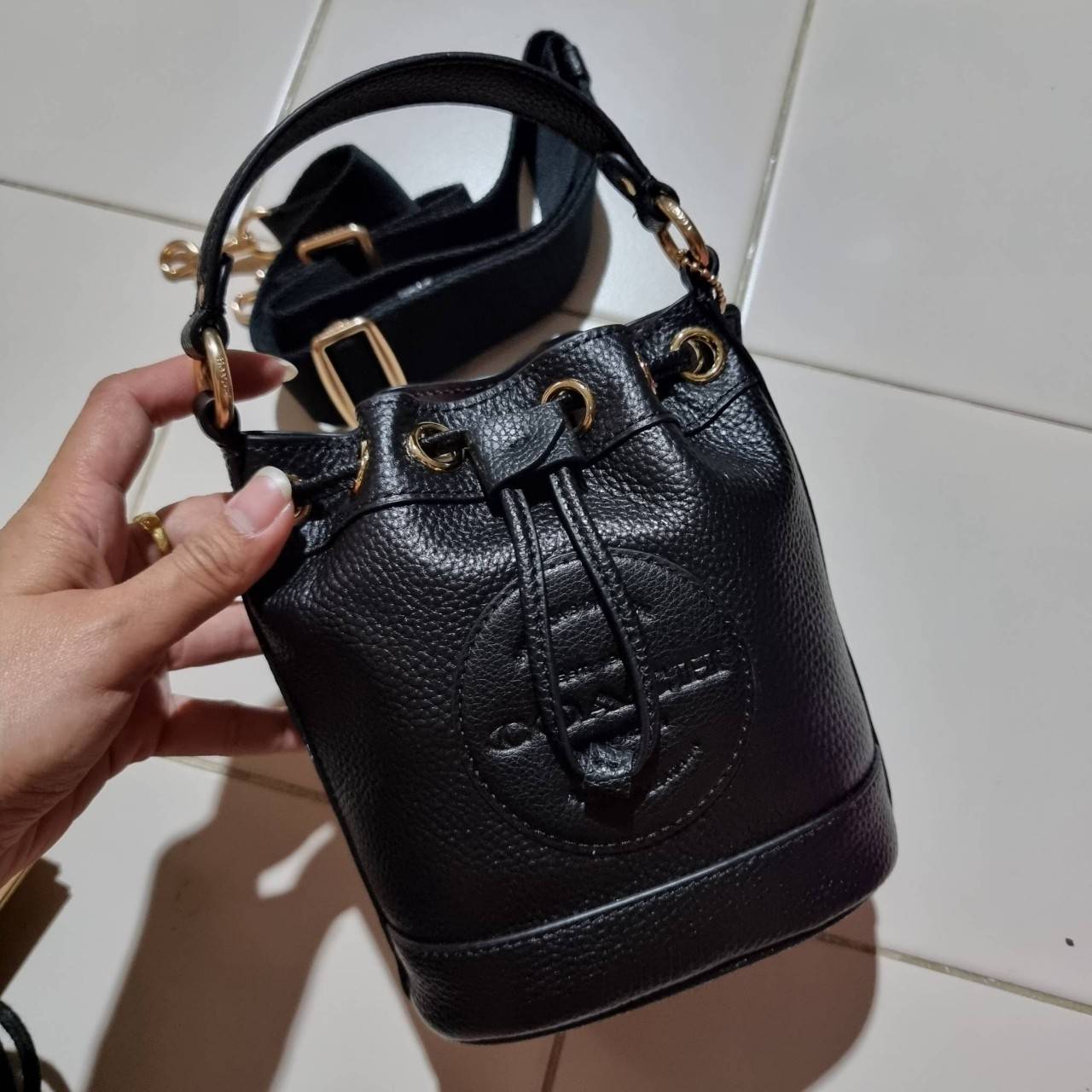 COACH C5121 DEMPSEY DRAWSTRING BUCKET BAG 15 WITH COACH PATCH น้องคนสวยมาใหม่จ้า ละมุนคุณหนูต้องมาอีกแล้วแหละ กระเป๋าทรงถังไซส์มินิ ใช้งานง่ายด้วยการรูดหนังปิดรอบปากกระเป๋า ทุกอย่างลงตัวที่สุด!! มาพร้อมตัวห้อยรูปหัวใจสีทองกุ๊กกิ๊ก น่ารักมากๆ มีหูหิ้วในตัว