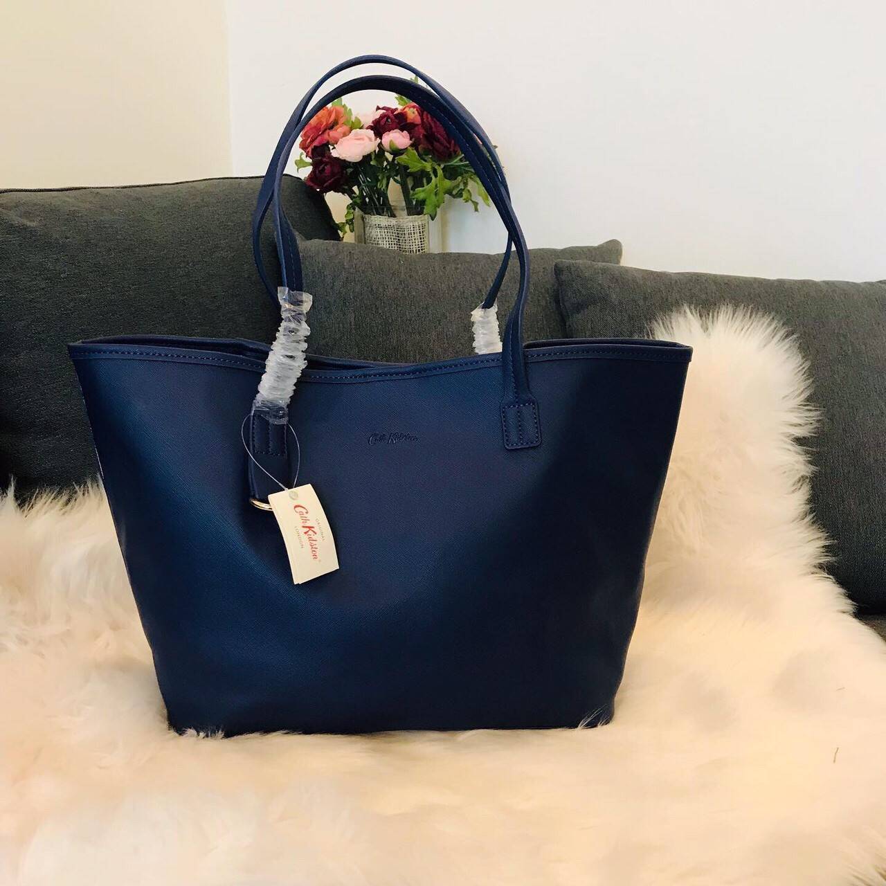 Cath kidston tote bag กระเป๋าสะพายรุ่นใหม่ วัสดุ PU คุณภาพดี นิ่ม น้ำหนักเบา เช็ดทำความสะอาดง่าย เปิดปิดกระเป๋าด้วยกระดุมแม่เหล็ก ด้านในโล่งกว้างมีช่องซิปสำหรับใส่ของ จุของได้เยอะ สายสะพายไหล่ยาวสุด22cm.ขนาดกำลังดีราคาสุดคุ้มห้ามพลาดค่ะ