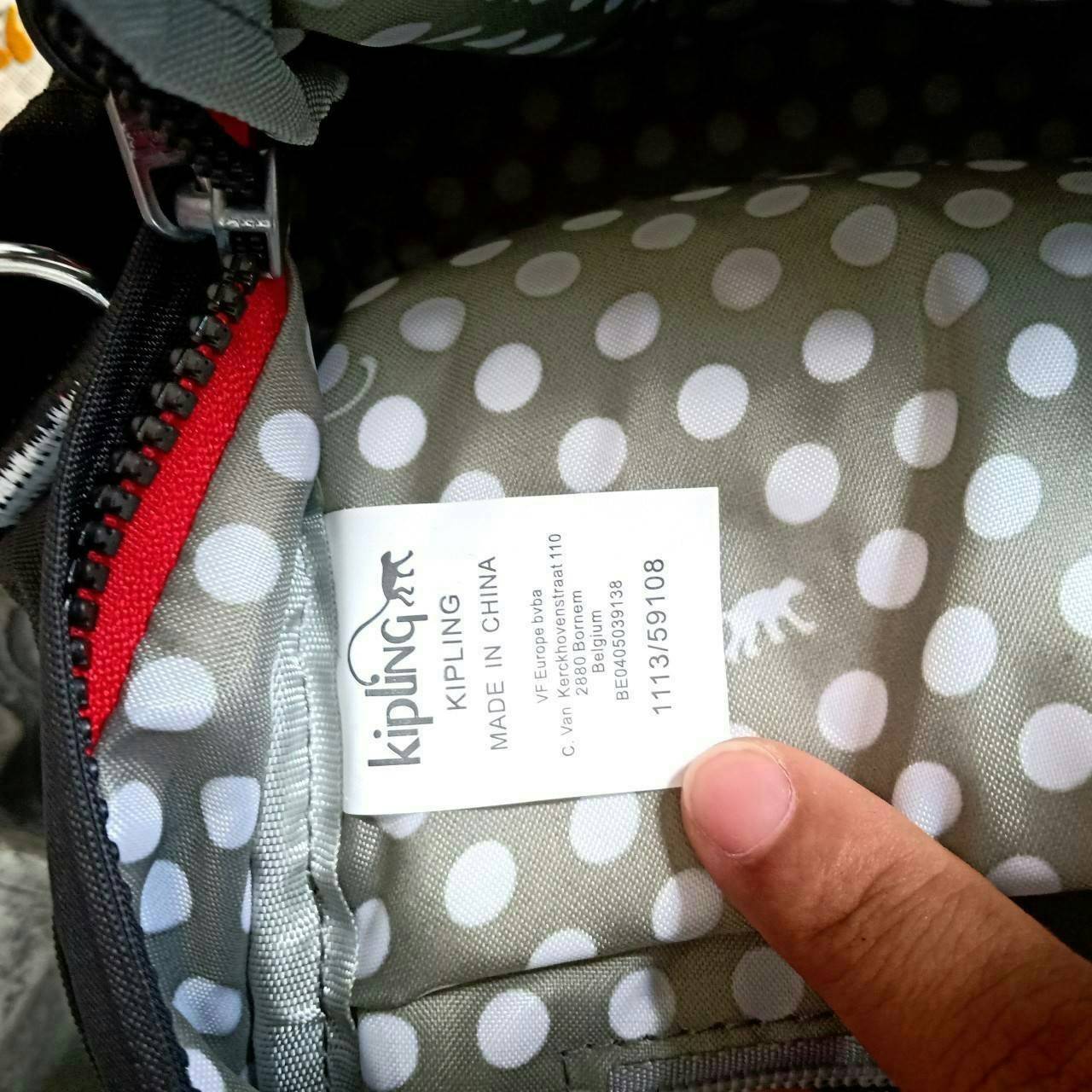 KIPLING 2WAYS MINI BACKPACK 👍กระเป๋าสะพาย2Wayรุ่นใหม่วัสดุ Nylon & Polyester 100% 👍หูหิ้วมีลายปั้มแบรนด์ 👍สายสะพายยาวเลื่อนปรับได้ถอดได้ 👍สามารถถือหรือสะพายได้ จะสะพายไหล่ สะพายเฉียง Crossbody หรือจะคล้องสายเป็นเป้สะพายหลัง