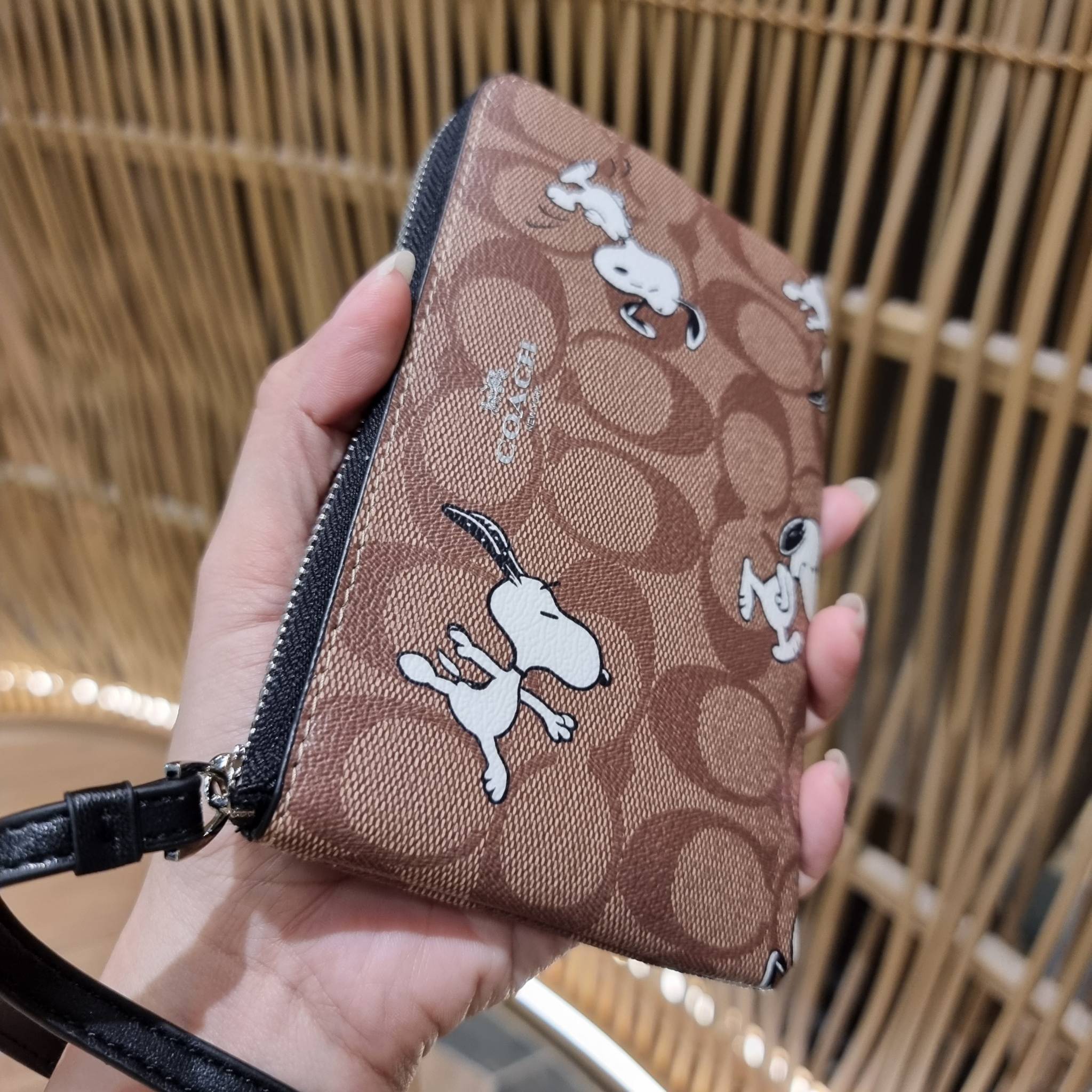 COACH C4589 COACH x PEANUTS CORNER ZIP WRISTLET IN SIGNATURE CANVAS WITH SNOOPY PRINT เหล่าผองเพื่อนและสนูปพีมาแล้วจ้า คอลเลคชั่นสุดน่ารักที่ฮอตไม่มีตก กระเป๋าคล้องมือ ขนาดเหมาะพกพากำลังเหมาะ วัสดุหนังแคนวาสเคลือบลาย ภายในเป็นช่องโล่ง ใส่ธนบัตร หรือใส่บัต