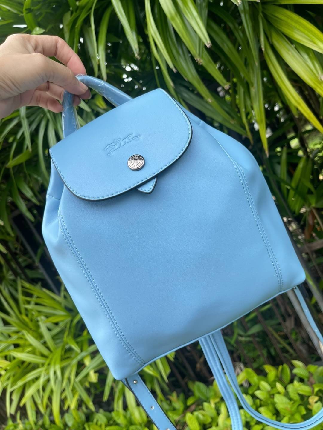 Longchamp Le Pliage Cuir Xs Leather Backpack แบรนด์ติดเทรนด์ตลอดไม่เคยเปลี่ยนกับ ทรง Le Pliage Cuir หนึ่งในตระกูลกระเป๋าสุดไอคอนิกจากแบรนด์ เมื่อรุ่น Le Pliage Cuir ในรูปแบบของหนังแกะ Metis ได้ถือกำเนิดขึ้นในปี 2012 เป้ที่มีการจัดการปรับดีไซน์ให้มีขนาดกำล