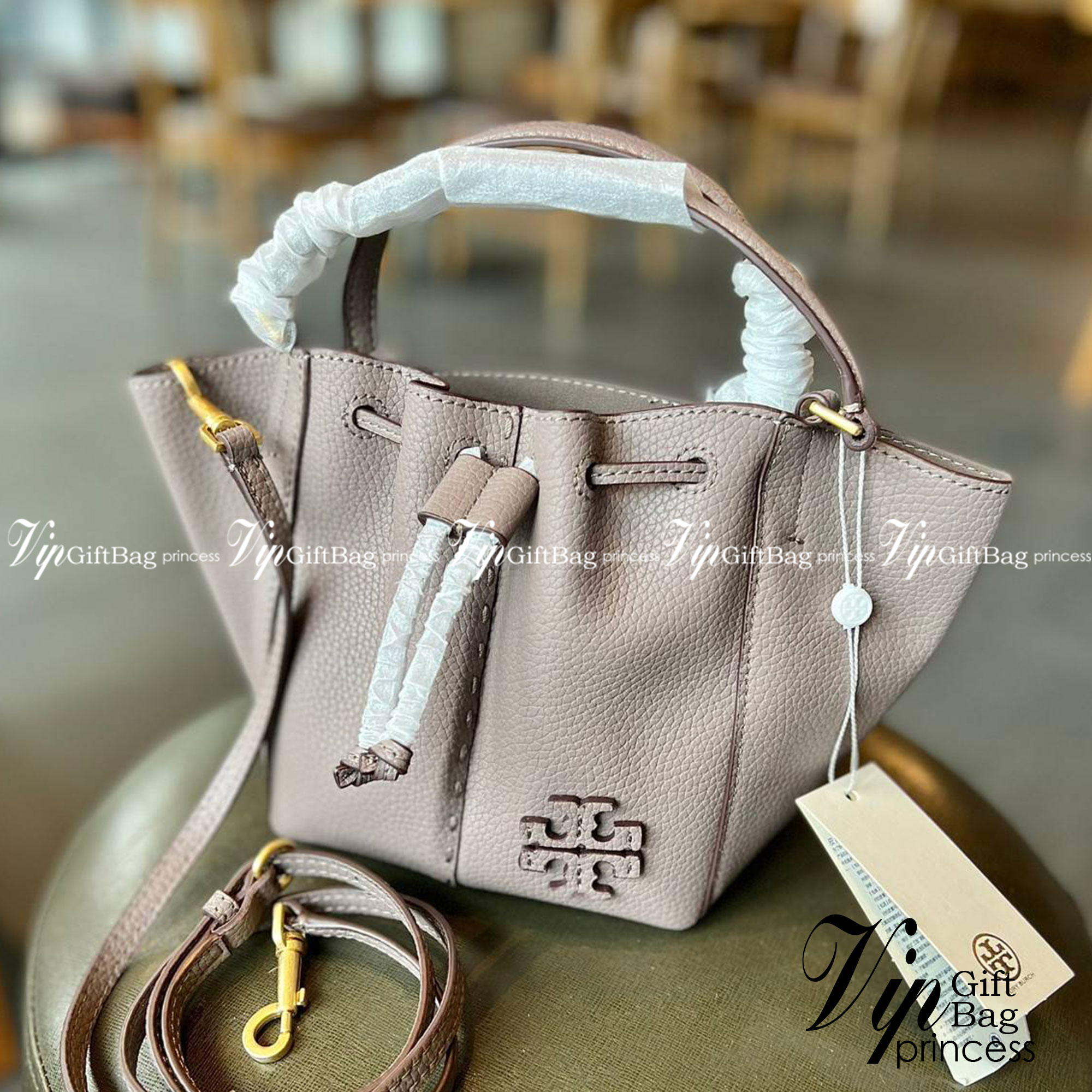 TORY BURCH MCGRAW DRAGONFLY MINI SATCHEL ((90474)) พร้อมส่งที่ไทย แนะนำต้องมีติดตัว สวยมากๆ! กระเป๋าหิ้วหรือสะพายข้างได้ หนังแกะนิ่มสวย อย่างดีเลยค่ะ ดีเทลด้านหน้าแบบหูรูด ปากกระเป๋าเปิดปิดแบบกระดุมแปลก ภายในโล่งกว้าง ใส่ของได้ครบครันหายห่วงค่ะ; มีช่องให้
