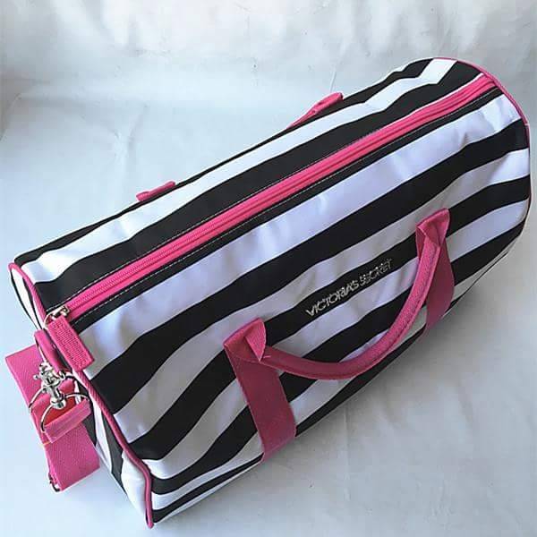 กระเป๋าเดินทาง Victoria's secret สีสันสดใส จุของได้เยอะมาก สารพัดจัดเก็บได้หมด มีสายสะพายให้ด้วยนะคะ สาวๆเดินทางบ่อยไม่ควรพลาดใบนี้เลยค่ะ แท้!! สินค้าพรีเมี่ยม จากเคาน์เตอร์ต่างประเทศ พร้อมส่งที่ไทยไม่ต้องรอพรีฯ