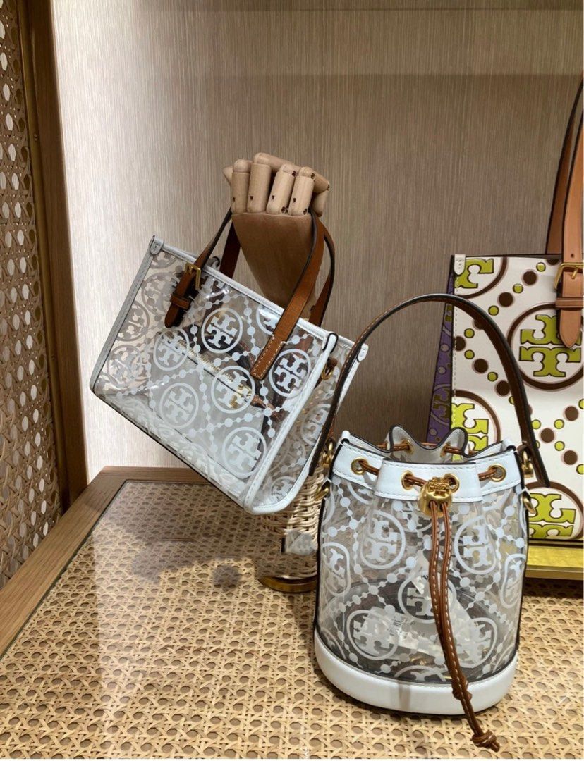 Tory Burch T Monogram Clear Bucket Bag / Tory Clear Bucket Bag ใหม่ล่าสุด กับกระเป๋าบัคเก็ต สีขาวสวยสะอาดตา ดีไซน์โปร่งละมุนมากๆ ดดเด่นด้วยลวดลายเอกลักษณ์ คมชัด ใช้งานง่ายด้วยการรูดหนังเปิด-ปิดที่ปากกระเป๋า ภายในเป็นช่องโล่ง งานจริงสวยน่าใช้มากค่ะ