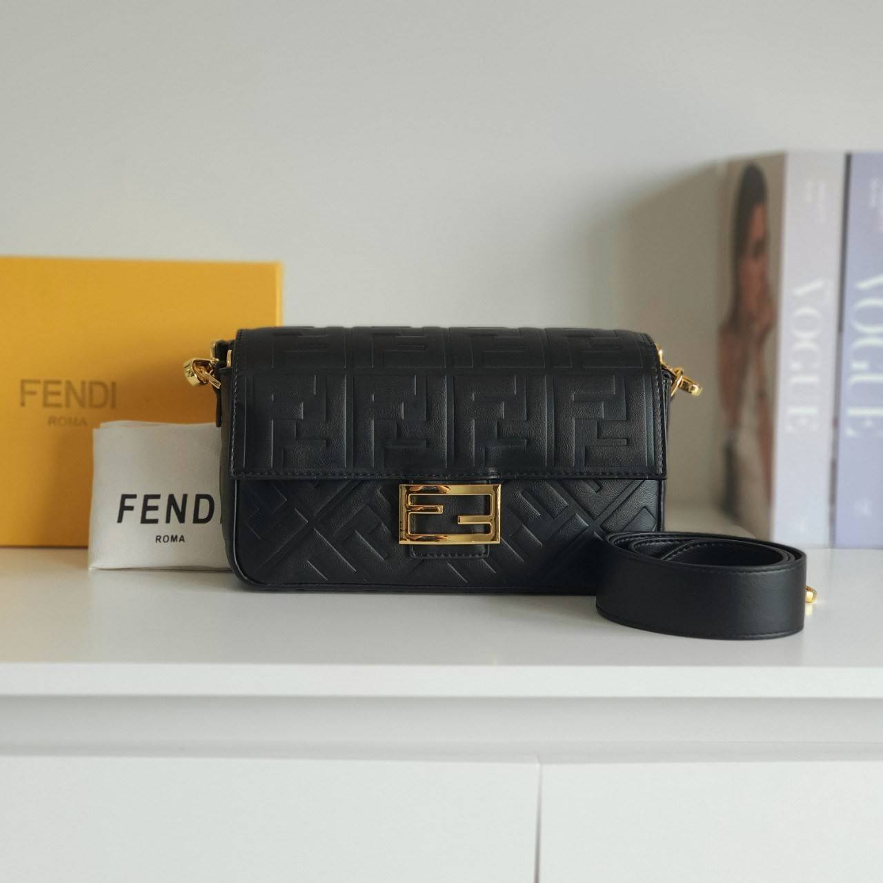 รุ่นใหม่แนะนำ!! **สวยหรูมาก กับ FENDI BAGUETTE BAG วัสดุหนังแท้ทั้งใบ ปั้มจมสัญลักษณ์แบรนด์สวยหรูมาก ด้านในบุผ้าปั้มแบรนด์ เปิดปิดด้วยกระดุมแม่เหล็ก ช่องโล่งกว้างพร้อมช่องซิป สามารถใส่ กระเป๋าสตางค์ยาวได้ มือถือได้ทุกรุ่น มาพร้อมสายสะพาย2แบบ ถอดปรับเปลี่ย