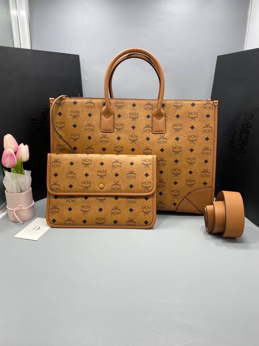 M.C.M München Tote in Visetos and nappa leather / M.C.M Extra-large tote bag 43cm กระเป๋าโท้ทใบใหญ่ จุๆ ไปเลย ใส่ของได้เยอะมาก พร้อมกระเป๋าใบเล็ก รูปทรงสวย ถือไปทำงาน สะพายไปเที่ยวได้สวยๆเลยค่ะ