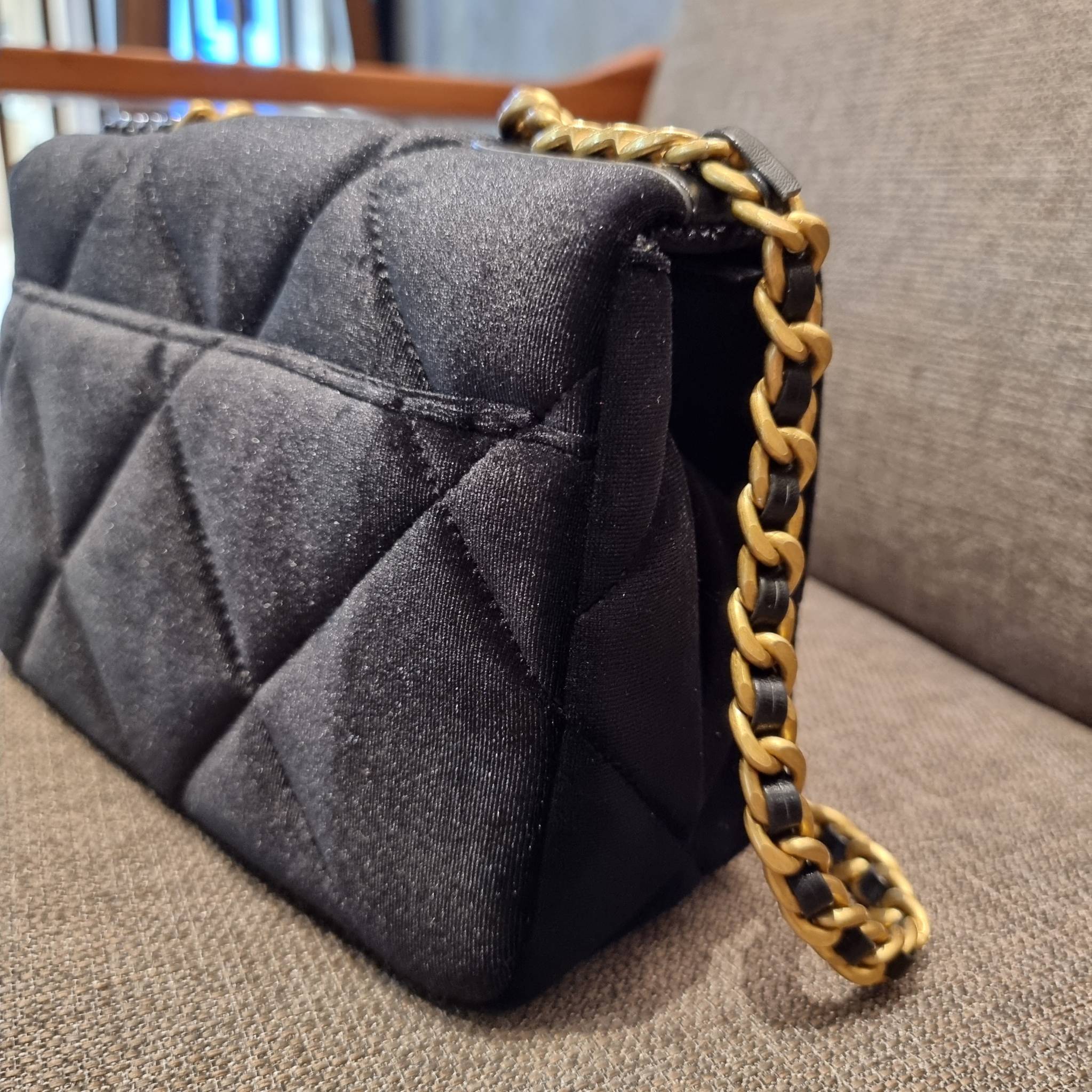 ไม่มองไม่เหลียวไม่ได้แล้ว!! ความหรูที่โดดเด่นจากผ้ากำมะหยี่ สร้างดีเทลผู้ดี ลูกคุณมากๆ Chanel vip boutique กระเป๋าสะพายจาก duty free ในราคาสุดประหยัด!! ดีไซน์เลิศ ตกแต่งด้วยโซ่ทูโทน ลงตัวแบบไม่มีที่ติ เปิด-ปิดด้วยตัวบิดล็อค ภายในโล่งกว้าง ใส่กระเป๋าสตางค์