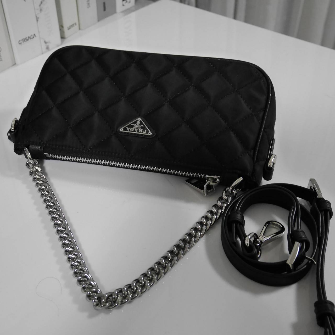 PRADA Tessuto Nylon Crossbody Bag ✨ กระเป๋าผ้าไนล่อนลายตาราง ขนาดกำลังดีกำลังน่ารักเลยค่ะ เหมาะกับการใช้เป็น EVERYDAY LOOK สุดๆ ใบนี้ห้ามพลาดเลย