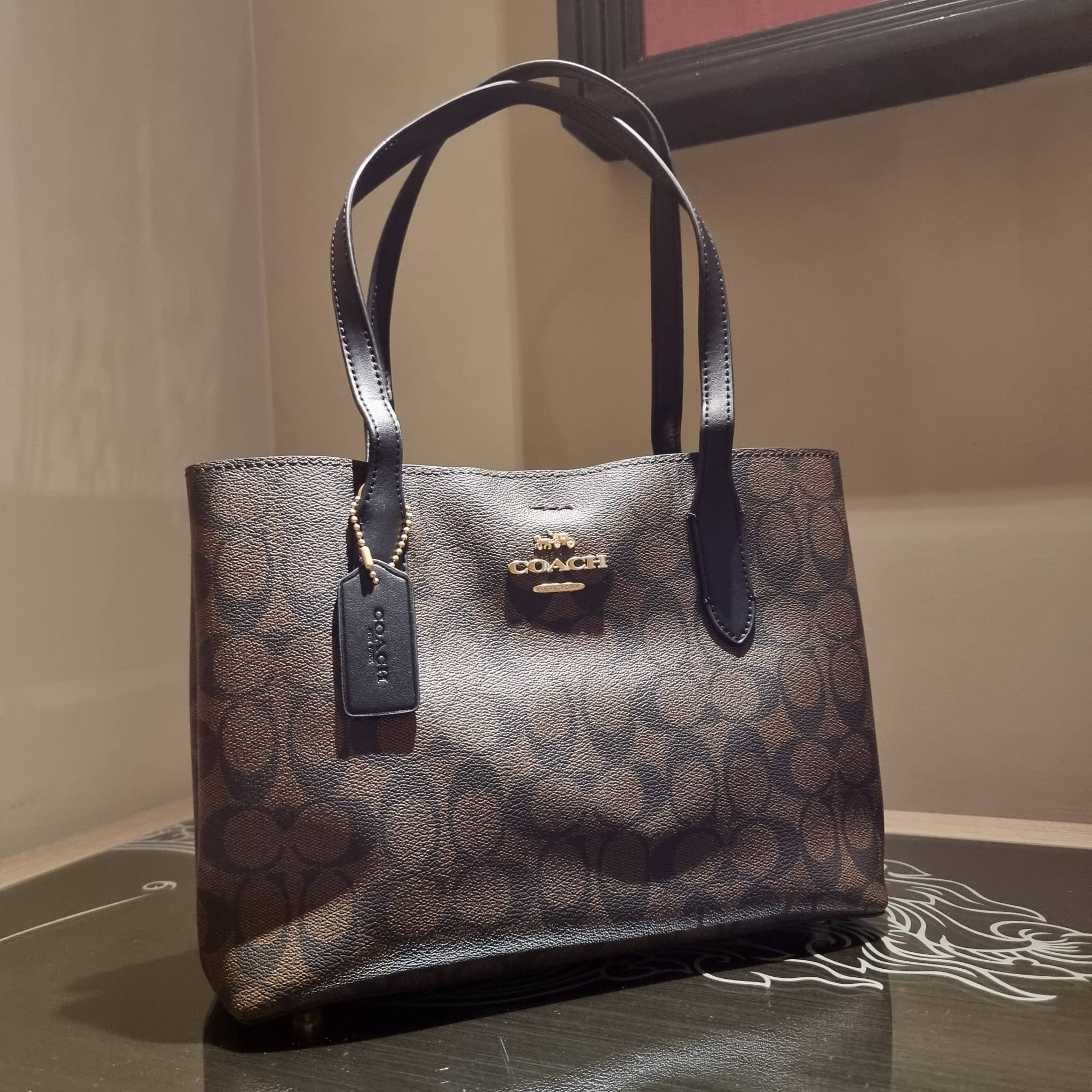 OUTLET 】COACH 73293 MINI AVENUE CARRYALL IN SIGNATURE CANVAS กระเป๋าสะพายรุ่นคลาสสิค คัมแบคแล้วจ้าแม่!! ไซส์กำลังสวย วัสดุหนังแคนวาสคุณภาพดี ด้านข้างเก็บทรงได้ เปิด-ปิดด้วยกระดุมแม่เหล็ก ใช้งานง่าย มีช่องซิป ใบนี้เห็นเล็กๆ แต่จุได้เยอะพอสมควรเลยน้า ɣ