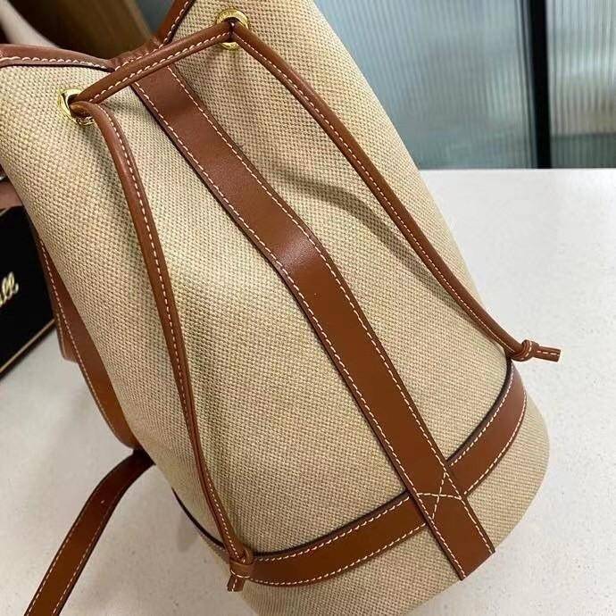 Celine Vip Gift Bag กระเป๋าถือหรือสะพายไหล่ วัสดุ Canvas สวยหรูอยู่ทรง อะไหล่ทอง ติดโลโก้แบรนด์ด้านหน้า หรูหรา มีสายยาว ถอดสายได้ ปรับระดับได้ น้ำหนักเบา มาพร้อมถุงผ้าแบรนด์ ไม่ควรพลาด ใบจริงสวยมากก คุณค่าที่คุณคู่ควรค่า