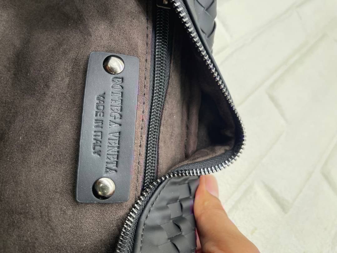 1Zip Bottega Veneta Intrecciato Travel Pouch กระเป๋าทรงพอชพร้อมหูจับในตัว รุ่นยอดนิยม สวยหรูคลาสสิค ดีไซน์หนังสานตารางโดดเด่นเป็นเอกลักษณ์ที่คงความเรียบหรูดูแพงไว้อย่างลงตัว กิมมิคที่ใครๆก็อยากเป็นเจ้าของ ที่มีทั้งความหรูหราและสปอร์ตในตัว