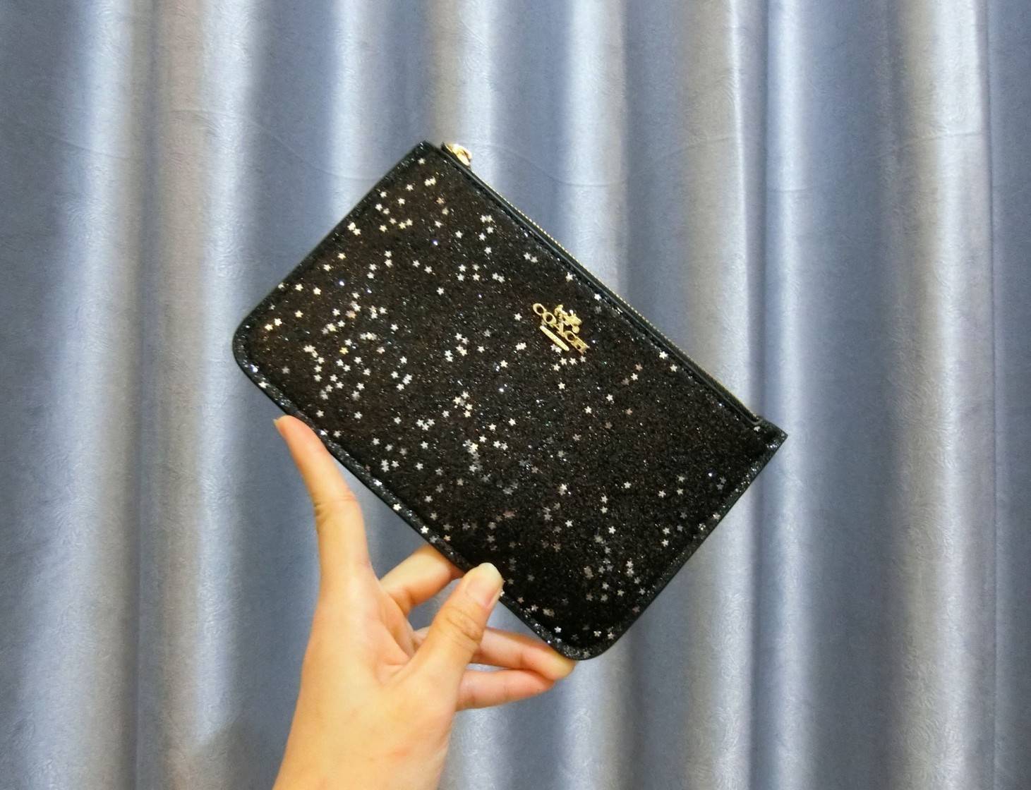 Coach Star Glitter Corner Zip Wristlet / FACTORY HK กระเป๋าคล้องมือทรงคลัช ตัวกระเป๋าตกแต่งกริ๊ตเตอร์ ด้านหน้าติดอะไหล่แบรนด์ สวยหรู เปิดปิดด้วยซิป ด้านในบุผ้ากำหยี่สามารถใส่โทรศัพท์มือถือได้ทุกรุ่น มาพร้อมสายคล้องมือ 1เส้น MUST HAVE!!