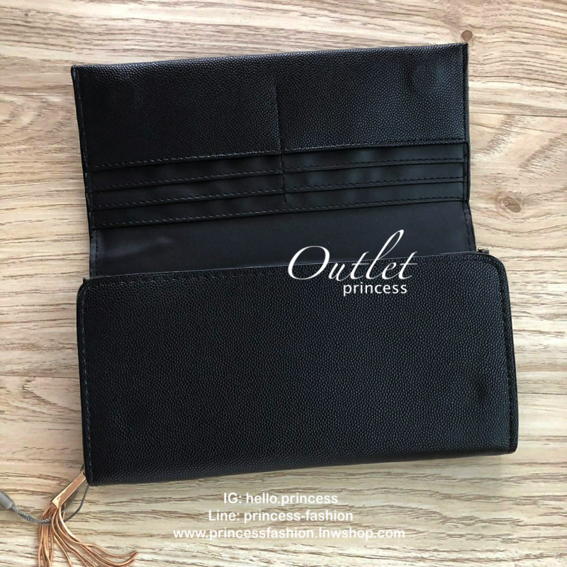 Charles & Keith Basic Long Wallet กระเป๋าสตางค์ใบยาว ตกแต่งด้วยพู่ เปิด – ปิดกระเป๋าด้วยเเม่เหล็กแบบซ่อน ภายในมีช่องใส่บัตร ช่องซิปใส่เหรียญ และช่องใส่ธนบัตร ใส่ iPhone Plus ได้ค่ะ ด้านหลังมีช่อง 1 ช่อง