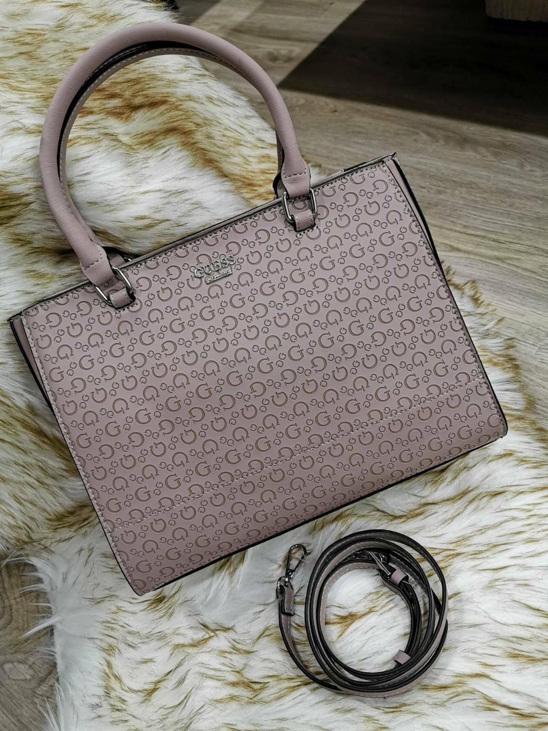 GUESS SINGNATURE SHOPPER BAG กระเป๋าถือหรือสะพายรุ่นล่าสุดจาก GUESS FACTORY หนังสวยอยู่ทรงปั้มลาย Singnature Brand รอบใบ ด้านหน้าประดับโลโก้แบรนด์ หูหิ้วเเข็งเเรงพับลงได้ เปิดปิดด้วยซิปสะดวกใช้ ขนาดกำลังดี ภายในมีช่องซิปและช่องใส่ของ กว้างและจุ น้ำหนักเบา