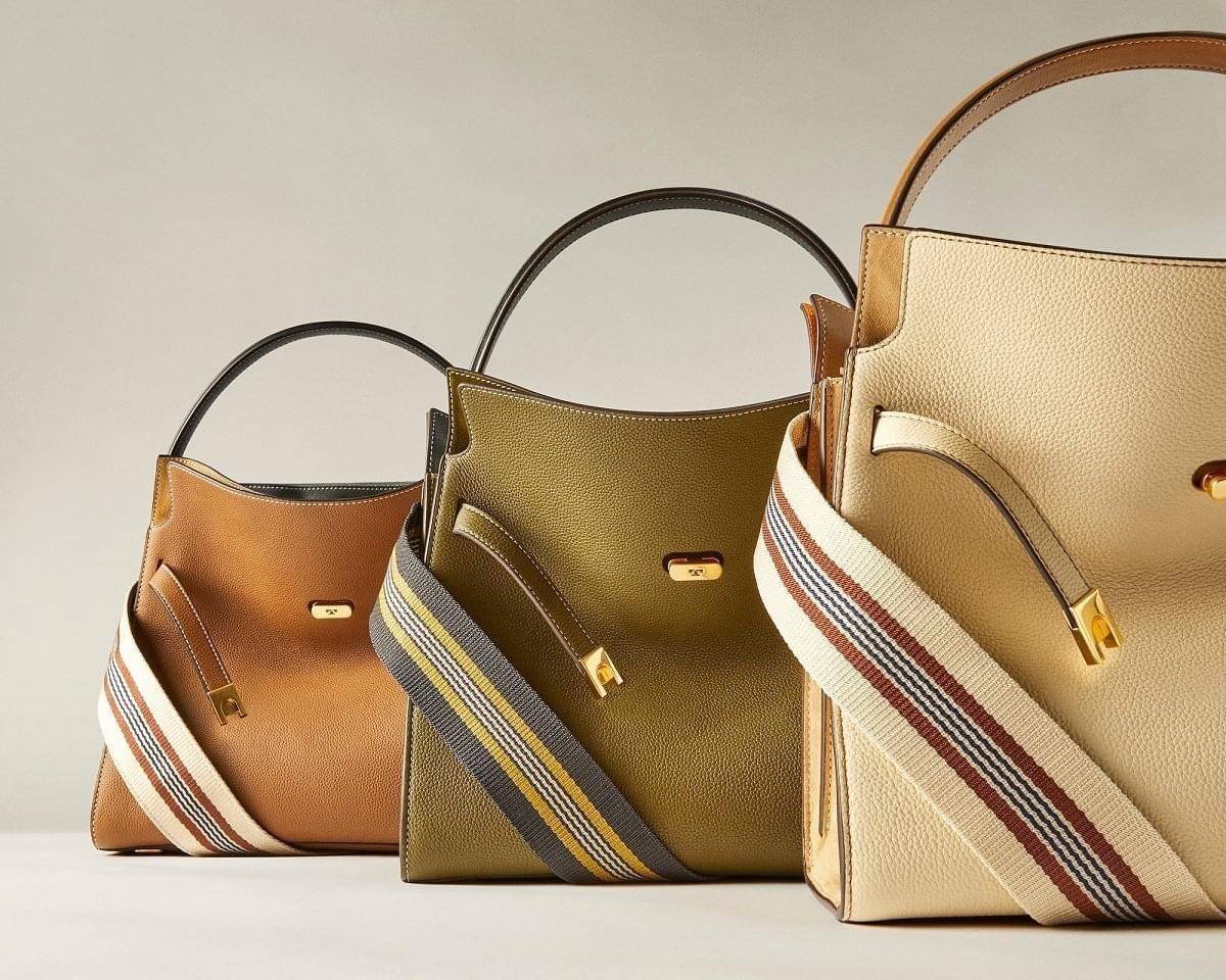 Tory burch lee radziwill pebbled small double bag กระเป๋า Lee Radziwill Double Bag สุดหรู ที่คำนึงถึงการเลเยอร์หนังและหนังกลับอย่างประณีตลงไปในงานดีไซน์ สามารถปรับปากกระเป๋าได้ 3 แบบตามต้องการ พร้อมนำเอาความเป็น American Luxury มาตีความใหม่ผ่านแง่มุมของคว