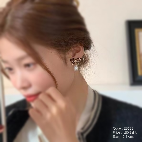 ต่างหูโบว์สีดำทอง ห้อยมุกหยดน้ำ