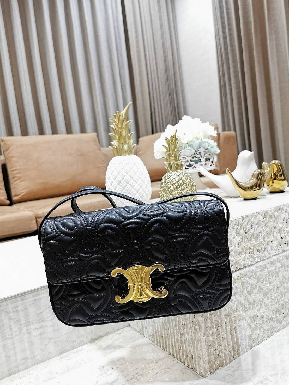 พร้อมส่งความสวย! ไอเท็มหายาก! ห้ามพลาดค่ะ! CELINE TRIOMPHE SHOULDER BAG VIP วัสดุหนังแท้ลวดลายเอกลักษณ์ของ CELINE TRIOMPHE ดีไซน์ยอดนิยมสไตล์สาว LISA เปิดปิดด้วยฝาปิดโลโก้แบรนด์อะไหล่ทอง ภายในโล่งกว้าง ใส่มือถือ กระเป๋าสตางค์ เครื่องสำอางค์ ของใช้จุกจิกได