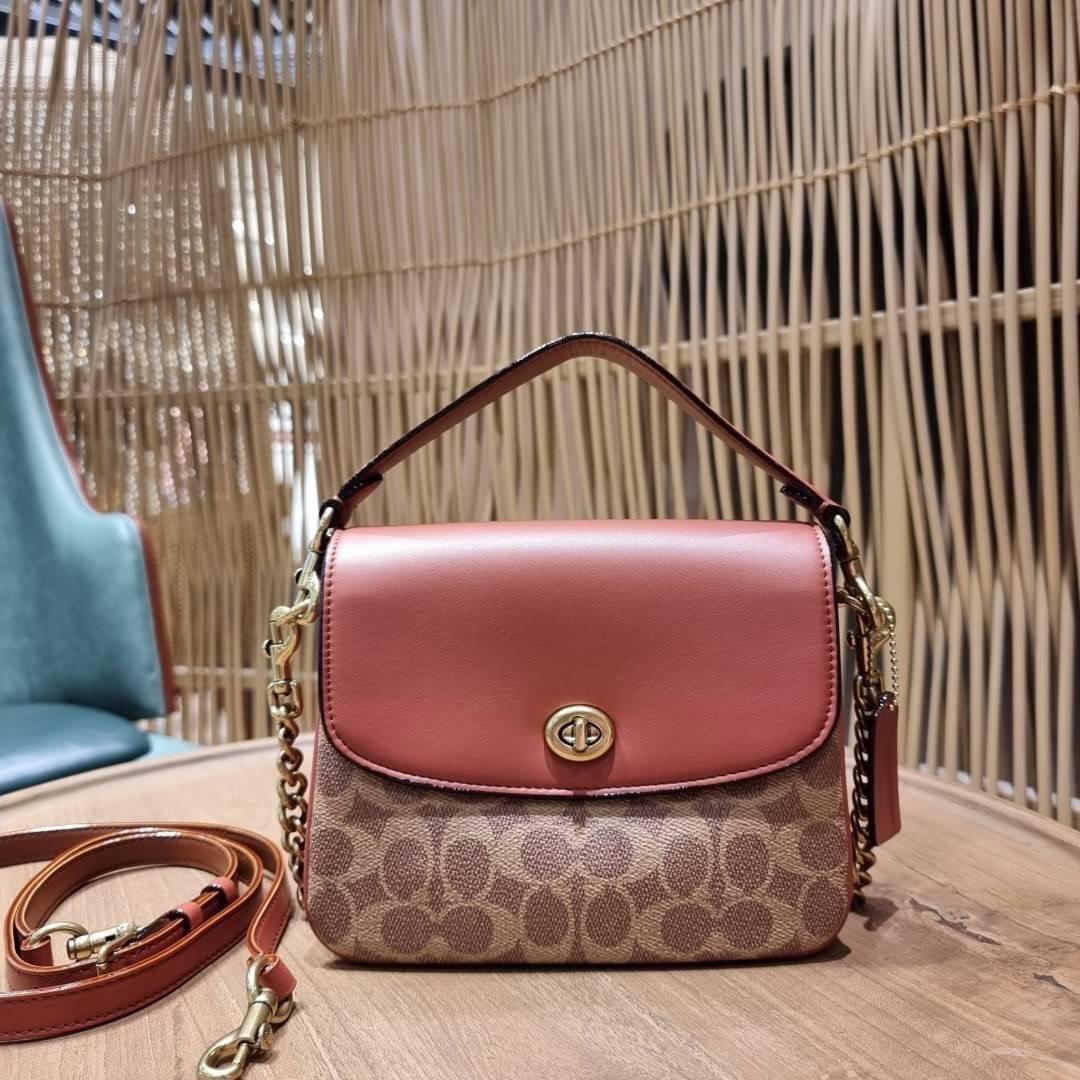 COACH 89089 CASSIE CROSSBODY 19 IN SIGNATURE CANVAS คัมแบ็คแล้วจ้า!! เรียบหรู ดูดี ต้องไอเท็มนี้เลย!! กระเป๋าสะพายข้าง สุดพิเศษ!! มีสายมาให้ถึง 3 แบบ!! สลับใช้แมทช์ตามสไตล์ได้เลย วัสดุหนังแคนวาสสลับหนังแท้ บอกเลยว่าสวยทุกสีนะคอลนี้ เปิด-ปิดด้วยตัวบิดล็อค 