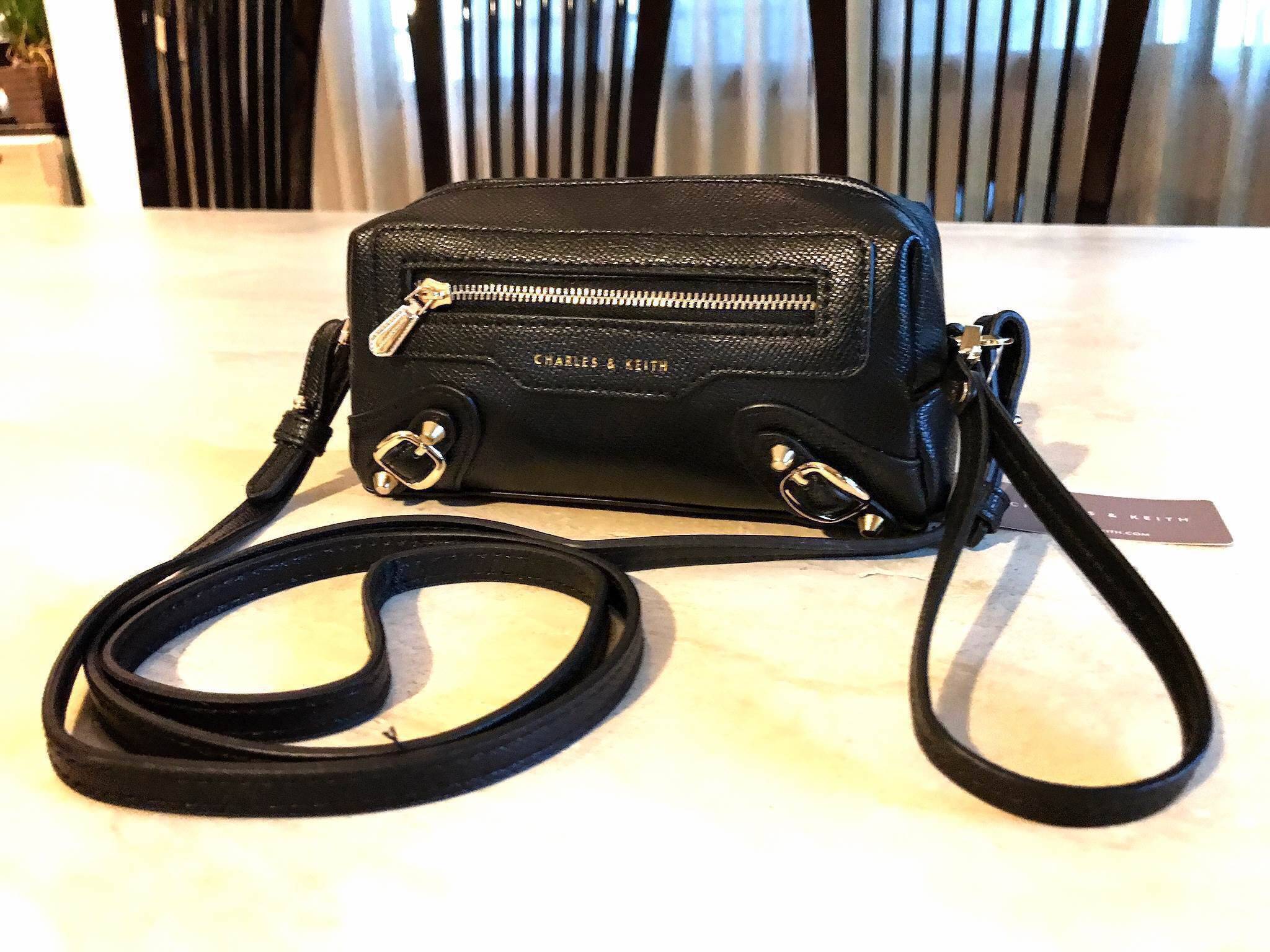 New in!!! Best Seller CHARLES & KEITH MINI BAG พร้อมส่งอีกรอบรุ่นขายดี พร้อมสีใหม่หายากค่ะ!!! กระเป๋าสะพายข้างหรือครอสบอร์ดี้ร์ได้ค่ะ รูปทรงสวย หนังนิ่ม ด้านหน้าสกรีนโลโก้แบรนด์ มีช่องซิปเล้กสำหรับใส่ของจุกจิกค่ะ พร้อมแต่งดีเทลอะไหล่ทองแบบแบรนด์ดังเพิ่มคว