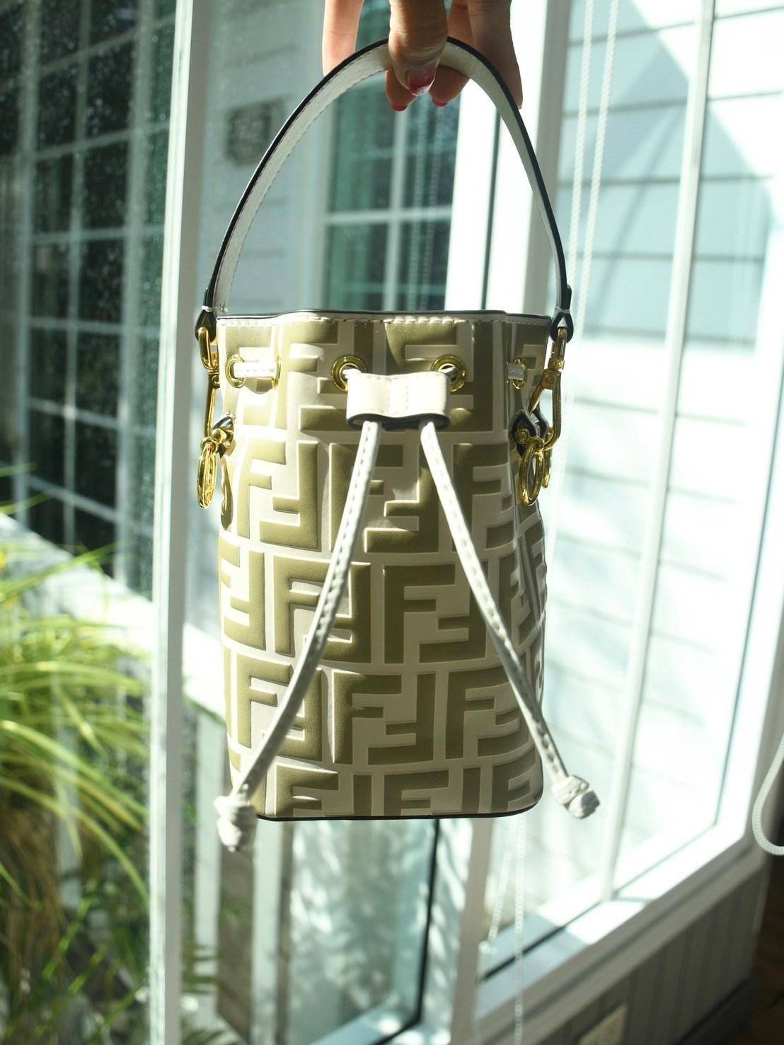 Fendi MonTresor mini Bucket Bag กระเป๋าถือหรือสะพายข้าง วัสดุหนังแท้หนังแข็ง ทรงขนมจีบ ลายแบรนด์ อะไหล่ทองหรูหรา จุของได้เยอะ น้ำหนักเบา ตั้งอยู่ทรง ด้านในโล่ง มี2สาย สายสั้น+ยาว ถอดสายได้ Crossbody ได้ สายยาวปรับระดับได้ คุ้มสุดๆ ใบนี้ไม่ควรพลาดค่ะ ดาราเ