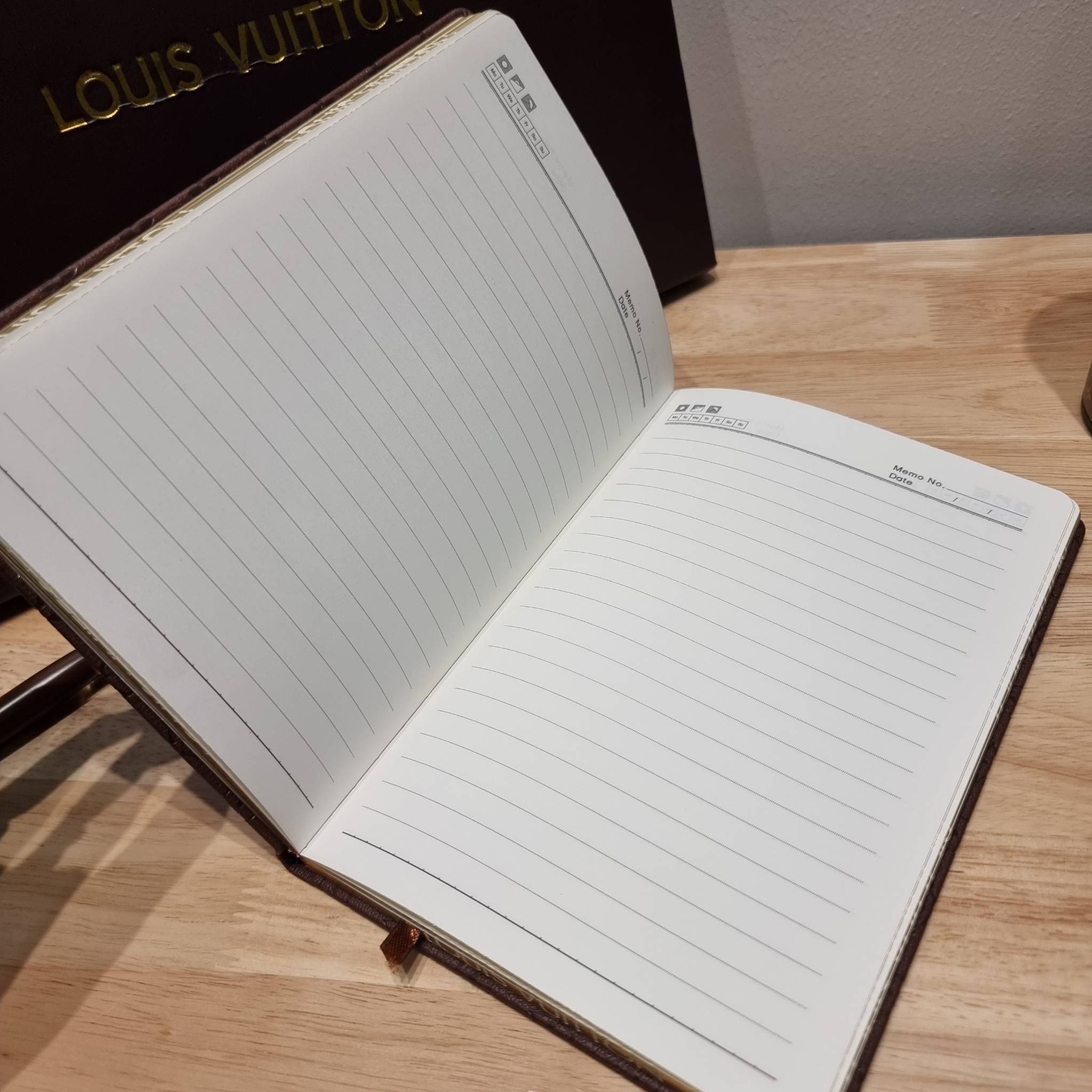 LV tumblr With digital temperature display SET Booknote / LV gift box สุดยอดไอเท็มใน box set ที่เหมาะแก่การเก็บสะสม หรือจะส่งให้เป็นของขวัญในช่วงปีใหม่ก็ดีงามที่สุด จัดมาให้ทั้งสมุดจดบันทึกเล่มลิมิเต็ด ที่ตัดขอบกระดาษด้วยสีทองหรู ปากกาเข้าเซ็ท และกระบอกน้