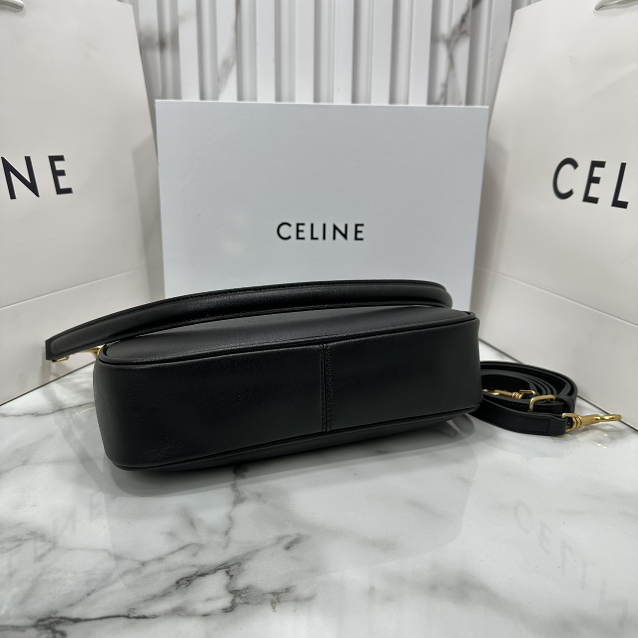 ORI หนังแท้ | CELINE SMALL CAMILLE 16 SOFT BAG IN SMOOTH LEATHER กระเป๋าสะพายรุ่นใหม่ล่าสุดของไลน์ 16 soft รูปทรงแบบโฮโบที่มาพร้อมดีไซน์ที่ใช้งานได้จริง หรูหราและโดดเด่น ฝาพับหนังกับตัวปิดแบบ Turnlock สีทองรูปทรงคล้ายอัญมณี
