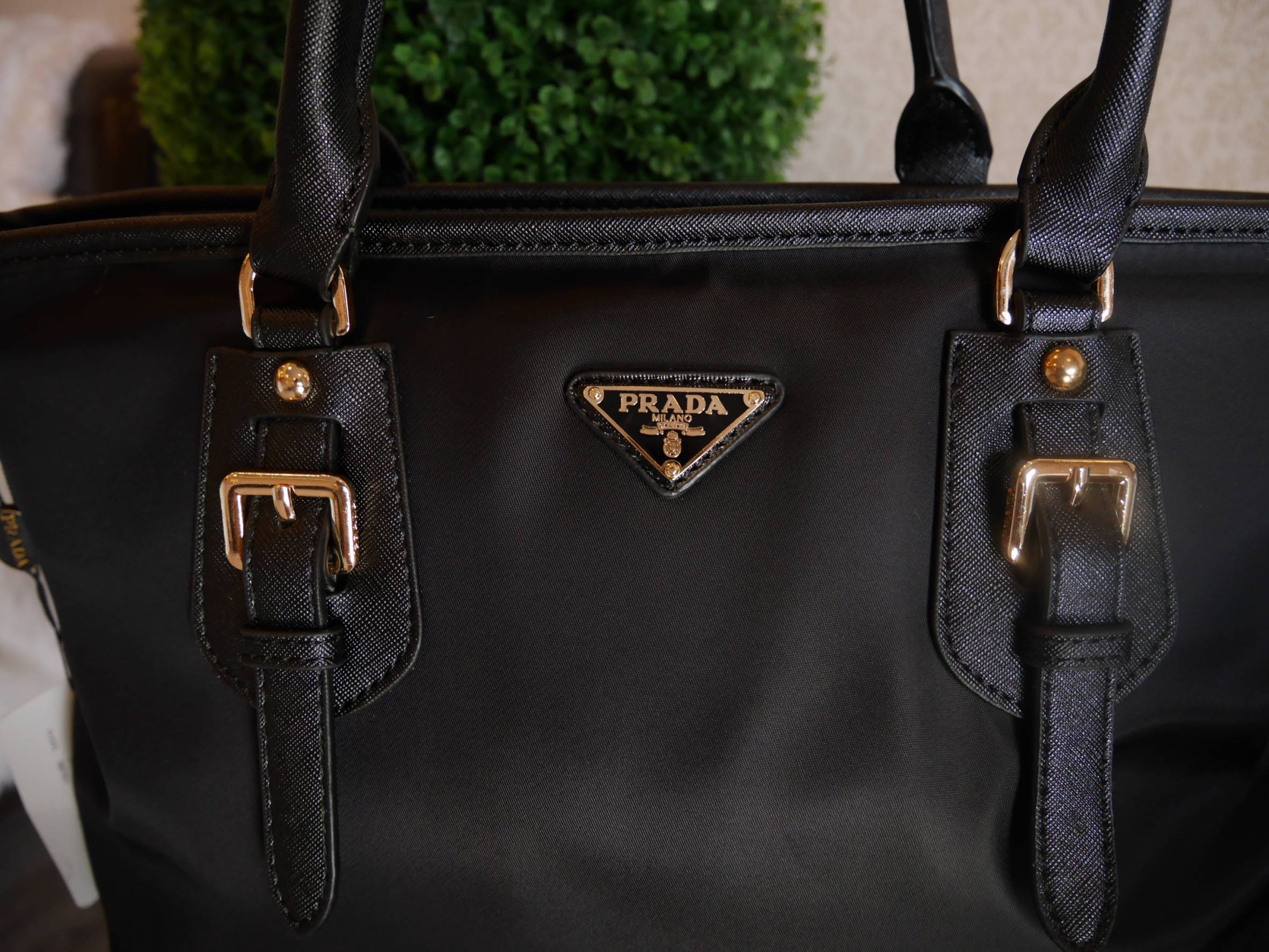 New item! อีกหนึ่งรุ่นที่ มาใหม่ค้า Prada Nylon handbag กระเป๋าถือสะพาย ทรงกำลังดี **ยอดฮิต จากงานพรีเมี่ยมกิ้ฟใหม่ บอกเลยว่า ใบนี้วัสดุเป็น Nylon สวยคุ้มสุดๆ หูกระเป๋าสามารถทำทรง ตั้งและพับได้ มาพร้อมอะไหล่สีทอง ด้านหน้าประดับด้วยโลโก้แบรนด์สวยหรู ด้านใน