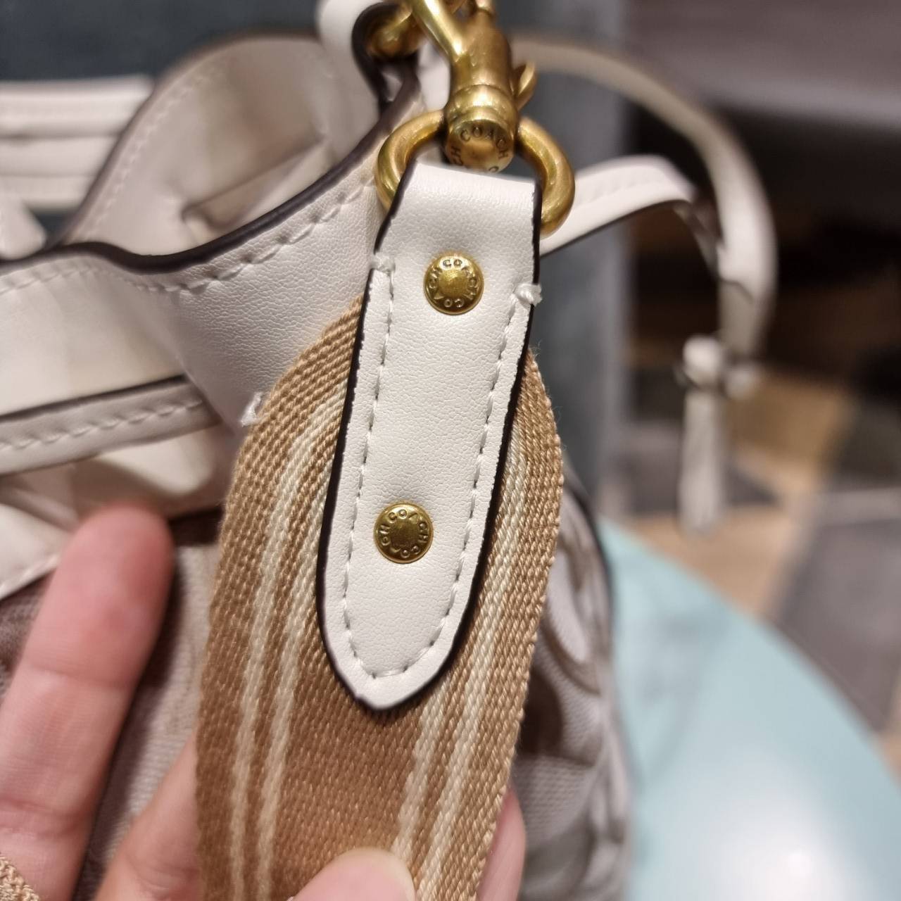 COACH C3853 FIELD BUCKET BAG IN SIGNATURE JACQUARD กระเป๋าสะพายทรงบัคเก็ต รุ่นใหม่ล่าสุด ดีไซน์ลายซิกเนเจอร์บนผ้า jacquard สวยคม เป็นเอกลักษณ์ไม่ซ้ำใคร มาพร้อมสายสะพายผ้าสปอร์ต และสายสั้นสำหรับคล้องแขนได้ สามารถรูดปิดปากกระเป๋าด้วยหนังรอบใบ เพิ่มดีเทลให้ต