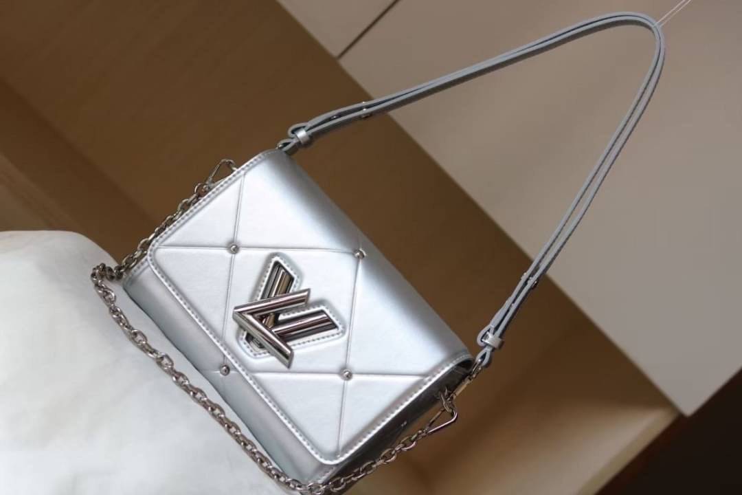 หนังแท้ LOUIS VUITTON Epi Twist Shoulder Bag MM พร้อมส่งที่ไทย เกรดออรินอลงานหนังแท้ทั้งใบ ภาพสินค้าถ่ายจากงานขายจริง ใช้งานต่างประเทศได้