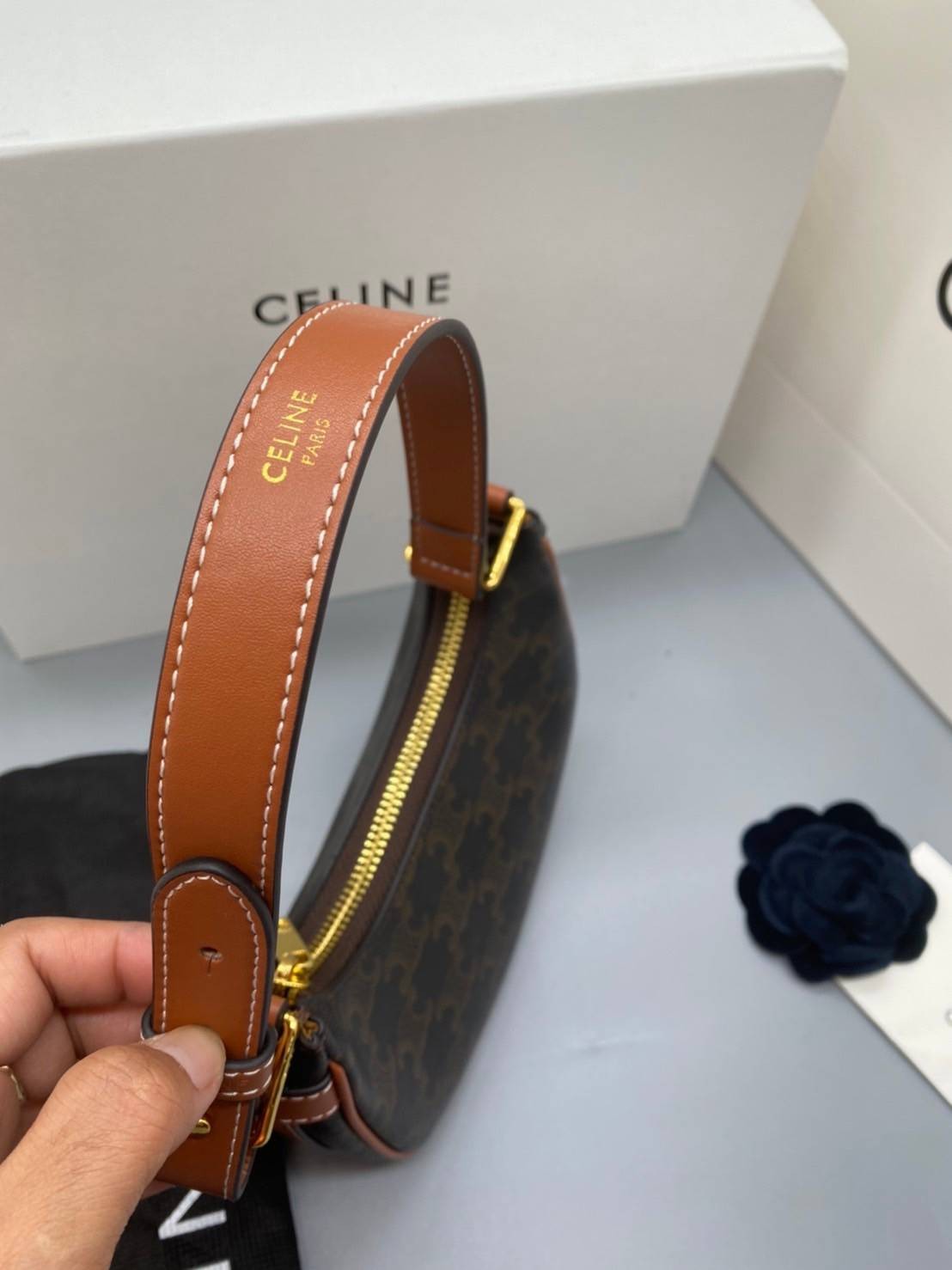 CELINE MINI SHOULDER BAG Celine Vintage Classic MINI Ava bag กระเป๋าสะพายไหล่ใบเล็กน่ารักมากก ขนาดใหม่ น้องน่ารักมากก คาเฟ่จ๋าาาา น้องมาล๊าววว วัสดุ TRIOMPHE CANVAS ดีไซน์สวยหรูฮิตสุดในเกาหลี! หนังสวยอยู่ทรงกันน้ำ เปิดปิดด้วยซิปแบรนด์สีทอง สายสะพายหนังปรั