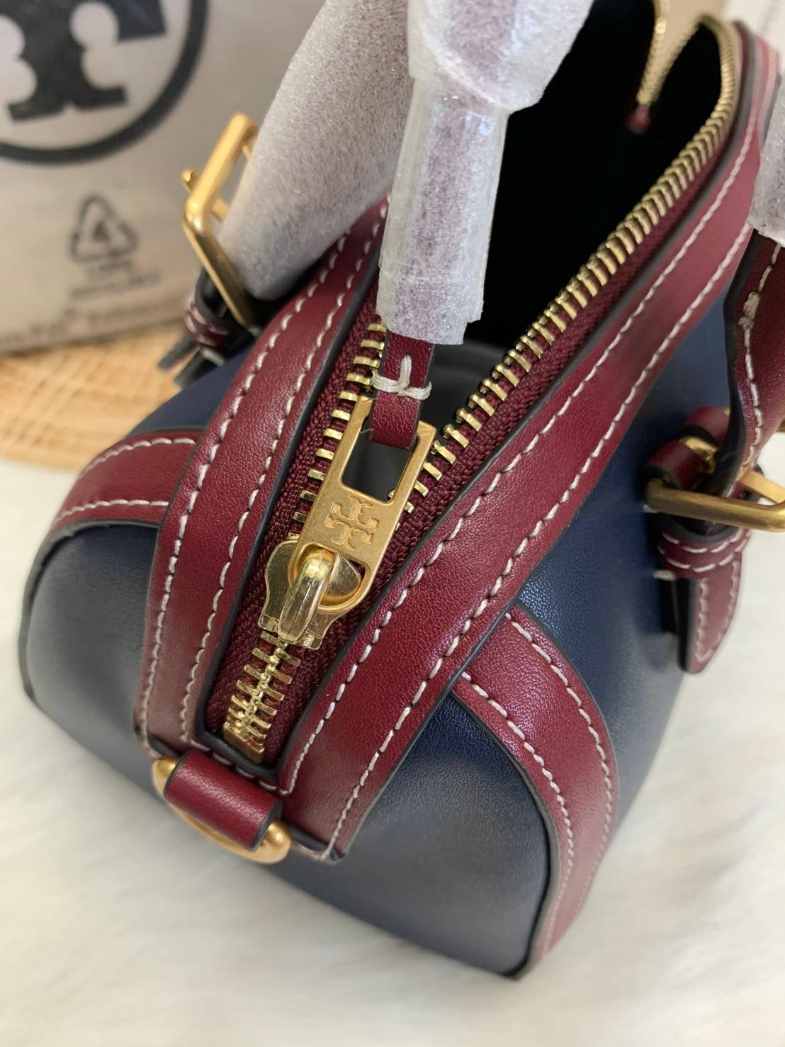 TORY BURCH T Monogram Color-block Barrel Duffle พร้อมส่งที่ไทย สวยก่อนใคร ใบใหญ่ ใส่จุไปเลยจ้าา😘 ✔️กระเป๋าทรงหมอน วัสดุหนังแท้ชั้นดีที่สุด หนังเรียบนิ่มสวย ✔️เปิดปิดกระเป๋าด้วยซิปคู่แบบมีหนังห้อย ภายในกว้างมากสำหรับไซด์นี้ หายห่วงไปเ