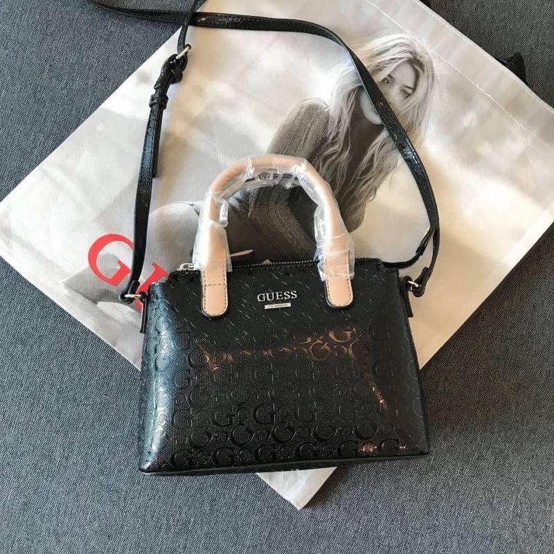 GUESS BALDWINPARK MINI BAG กระเป๋าถือหรือสะพาย วัสดุ Saffiano PU คุณภาพดี นิ่ม น้ำหนักเบา ด้านหน้าประดับด้วยโลโก้แบรนด์สวยหรู ตัวกระเป๋าลาย G ทั้งใบ เปิดปิดกระเป๋าด้วยซิปสะดวกใช้ ด้านในโล่งกว้างมีช่องสำหรับใส่ของหลายช่อง ใส่กระเป๋าสตางค์ใบกลางได้ ใส่Iphon