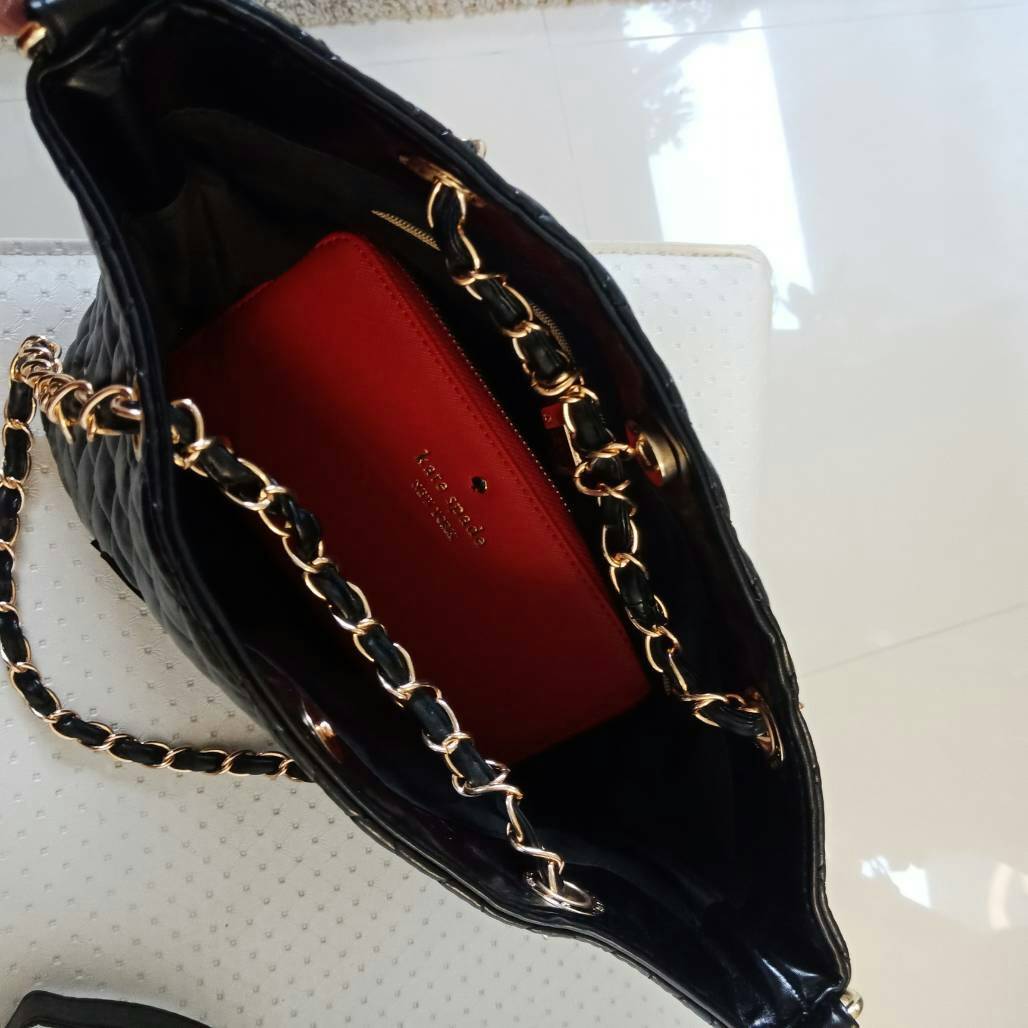 Must Have! Chanel Tote & Shopping Bag กระเป๋าสะพายทรง Shopping Bag พรีเมี่ยมกิ้ฟ Limited Edition ของแท้ 100% นำเข้าจาก Chanel Perfume Counter ใบใหญ่วัสดุหนัง PU ประดับโลโก้ CC สุดคลาสสิค ซับใน Polyester 100% เปิดปิดด้วยกระดุมแม่เหล็ก จุสุดๆ สามารถใส่เอกสา