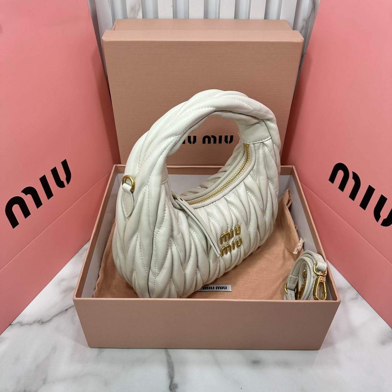 ORI หนังแท้ | MIU MIU Wander matelassé nappa leather hobo bag Small 22cm กระเป๋าสะพายทรงโฮโบ คิ้วท์สุดปัง ลุคลูกคุณหรูหราด้วยดีไซน์จับจีบนูนลวดลายเป็นเอกลักษณ์ หูจับในตัว ถือแบบเลิศๆ หรือจะใส่สายสะพายข้างก็ได้อีกลุค