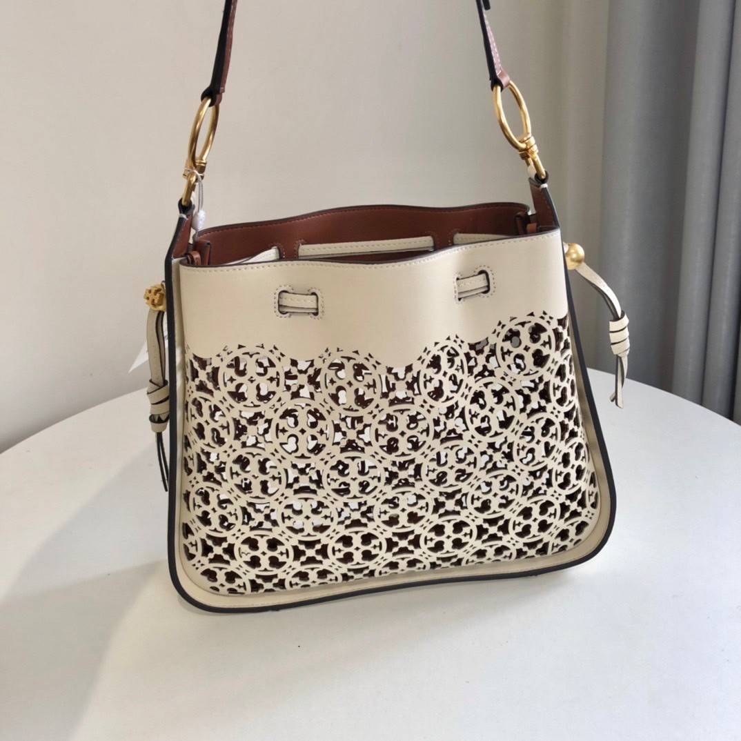 TORY BURCH T MONOGRAM LASER-CUT BELL BAG / TORY TOTE BAG ใจบางที่สุดกับคอลเลคชั่นนี้ กับกระเป๋าสะพายทรงโท้ท งานตามหาและหายาก รุ่นชูโรงสุดฮิต ที่เพิ่มดีเทลความแพงด้วยการฉลุลวดลายโมโนแกรมรอบใบ
