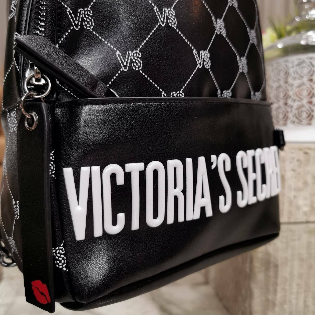 VICTORIA's SECRET MONOGRAM MINI CITY BACKPACK กระเป๋าเป้รุ่นใหม่ล่าสุดวัสดุหนังเรียบลาย Monogram ดีไซน์สวยดู Cool ขนาดมินิ น้ำหนักเบา เปิดปิดด้วยซิปสะดวกใช้ ด้านหน้ามีช่องซิป หูจับถนัดมือ สายสะพายปรับระดับได้ สวยน่าใช้มากๆค่ะ ไอเท็มใหมาชนช็อป! ราคาสุ