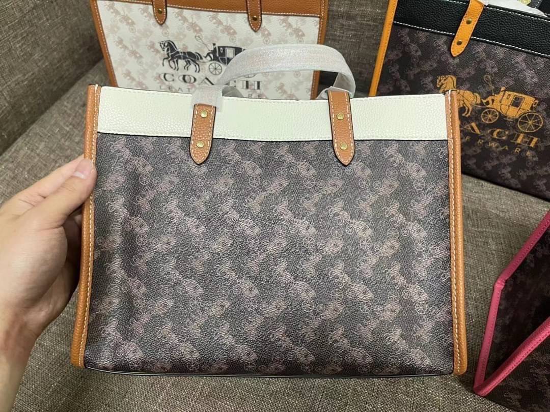 COACH FIELD TOTE 30 WITH HORSE AND CARRIAGE PRINTAND CARRIAGE BADGE 📣พร้อมส่งที่ไทย ใหม่ล่าสุด บอกเลยสีสวย สุดคลาสสิคมากๆ