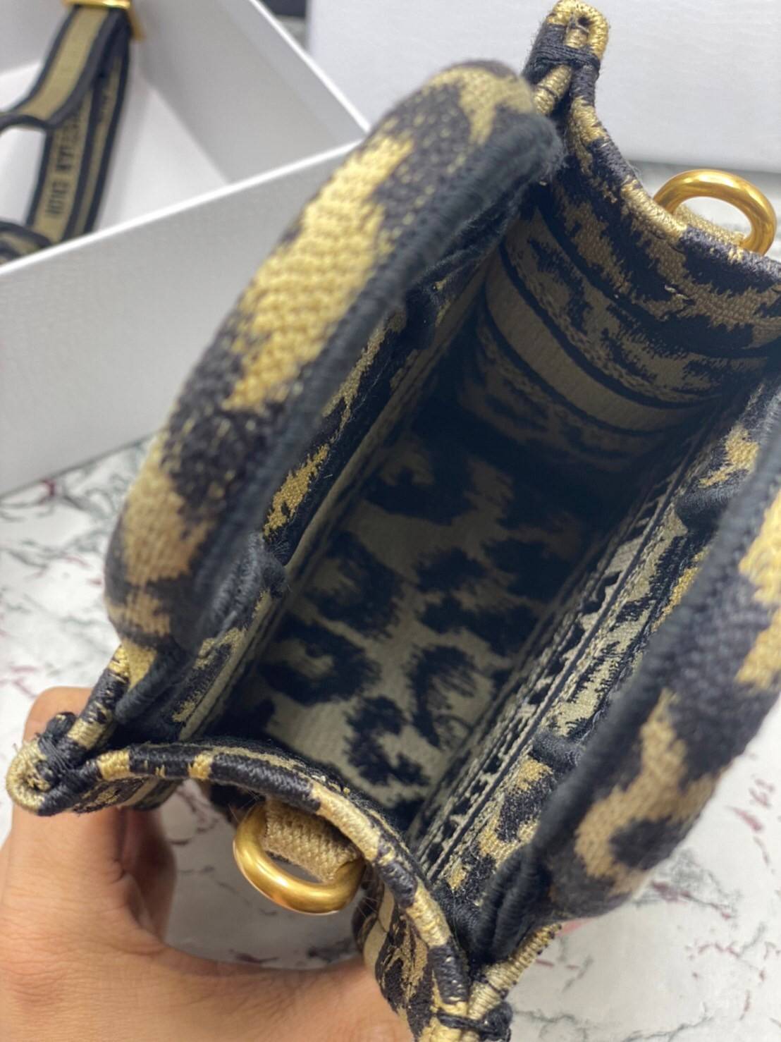 ORI 】Mini Dior Book Tote Phone Bag Beige Multicolor Mizza Embroidery พร้อมส่งที่ไทย ภาพสินค้าถ่ายจากงานขายจริง ใช้งานต่างประเทศได้ กระเป๋าใบมินิจะใส่โทรศัพท์ได้เช่นเดียวกับของใช้จำเป็นเล็กๆ น้อยๆ ในแต่ละวัน มาพร้อมสายสะพายไหล่แบบปักที่ปรับได้และถอดออกได้ 