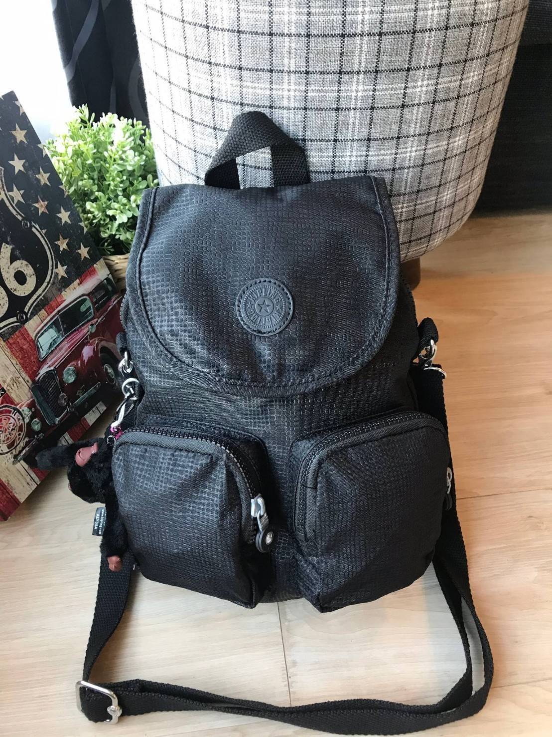 Kipling Basic Firefly Up Small Backpack กระเป๋าเป้/ สะพายข้าง 2 way วัสดุ Polyamide 100% เปิดปิดด้วยตัวล็อค 2 ชั้น มีช่องใช้งานหลายช่อง รวมถึง ช่องซิปด้านหน้า มาพร้อมสายสะพายอีก 1 เส้น ด้านหลัง มีช่องสำหรับเก็บสายเป้ ปรับเปลี่ยนเป็นสะพายไหล่ พร้อมพวงกุญแจ